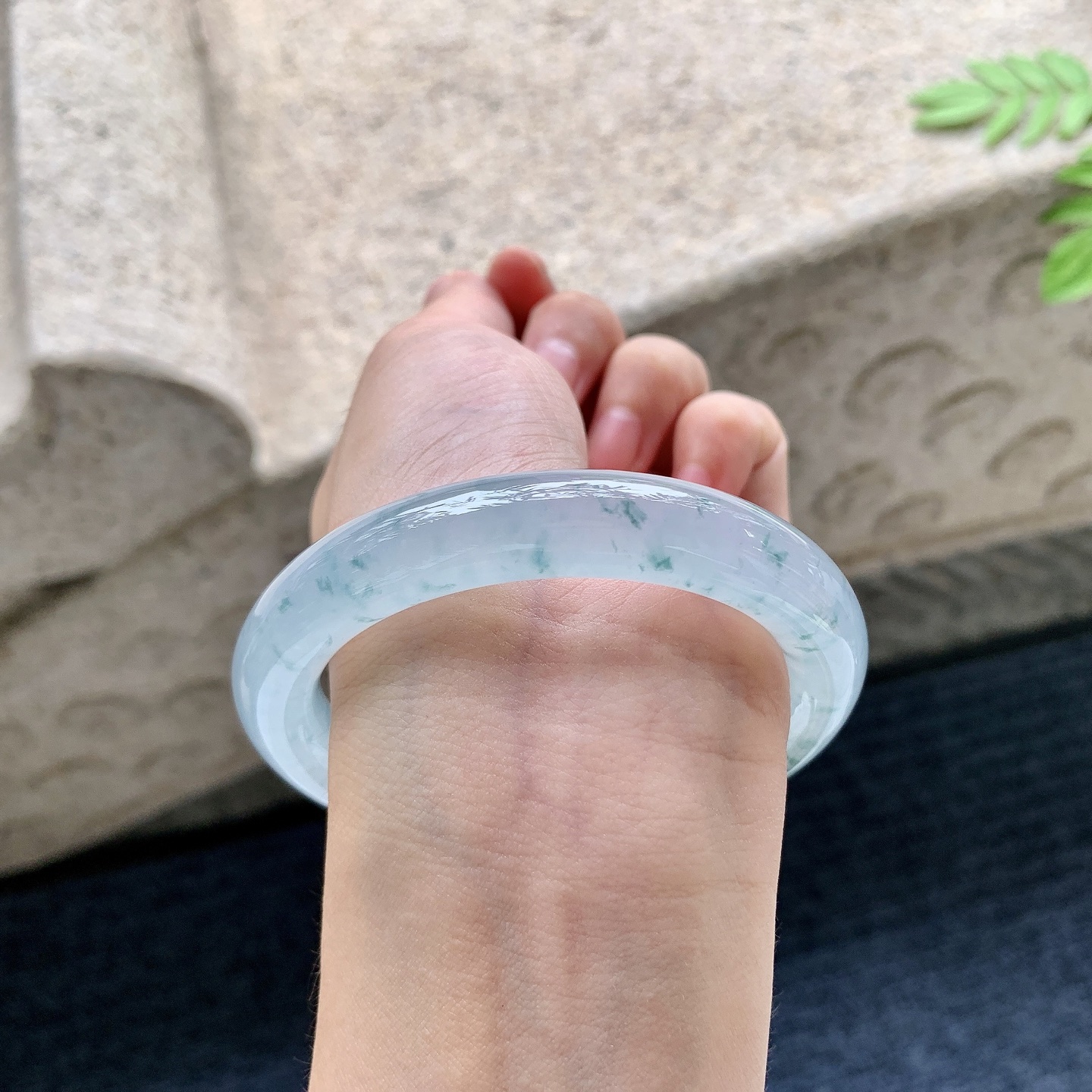 圆条56 57 圈口57/11.6/10.2 编码HW090811 冰飘花，水润，种老，细腻，打灯有絮线