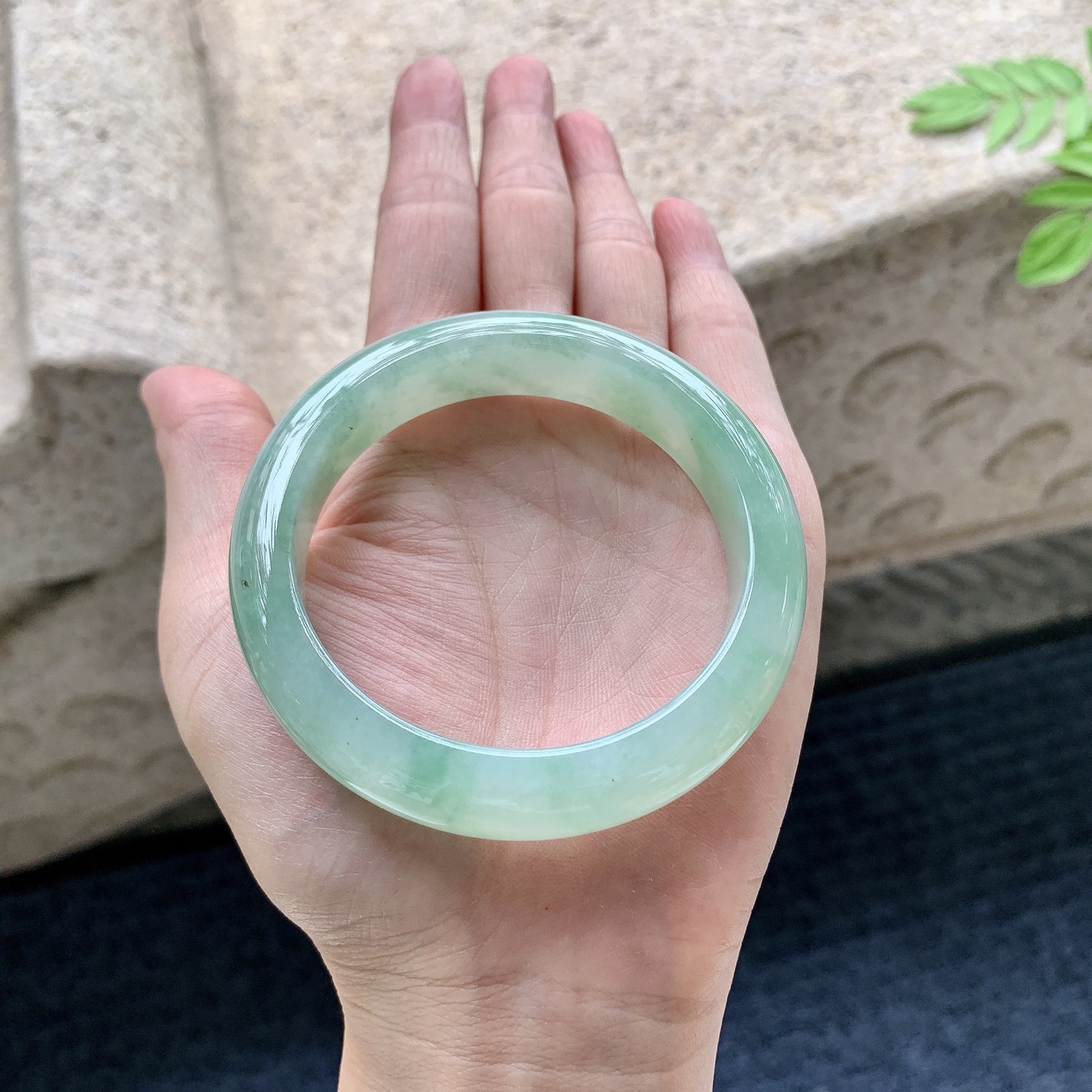 正圈54 55 圈口54.6/12.8/8.6 编码W6090720 糯冰飘绿，水润，种老，细腻，无裂