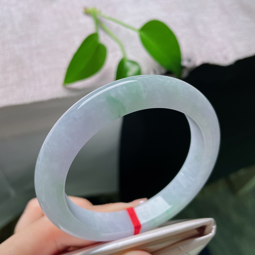 57.8/11.7/9.1，春彩正圈，晶体，玉质冰透细腻，晴底淡雅柔和，一抹翠色晕染，如春风拂过湖面。ss58841a