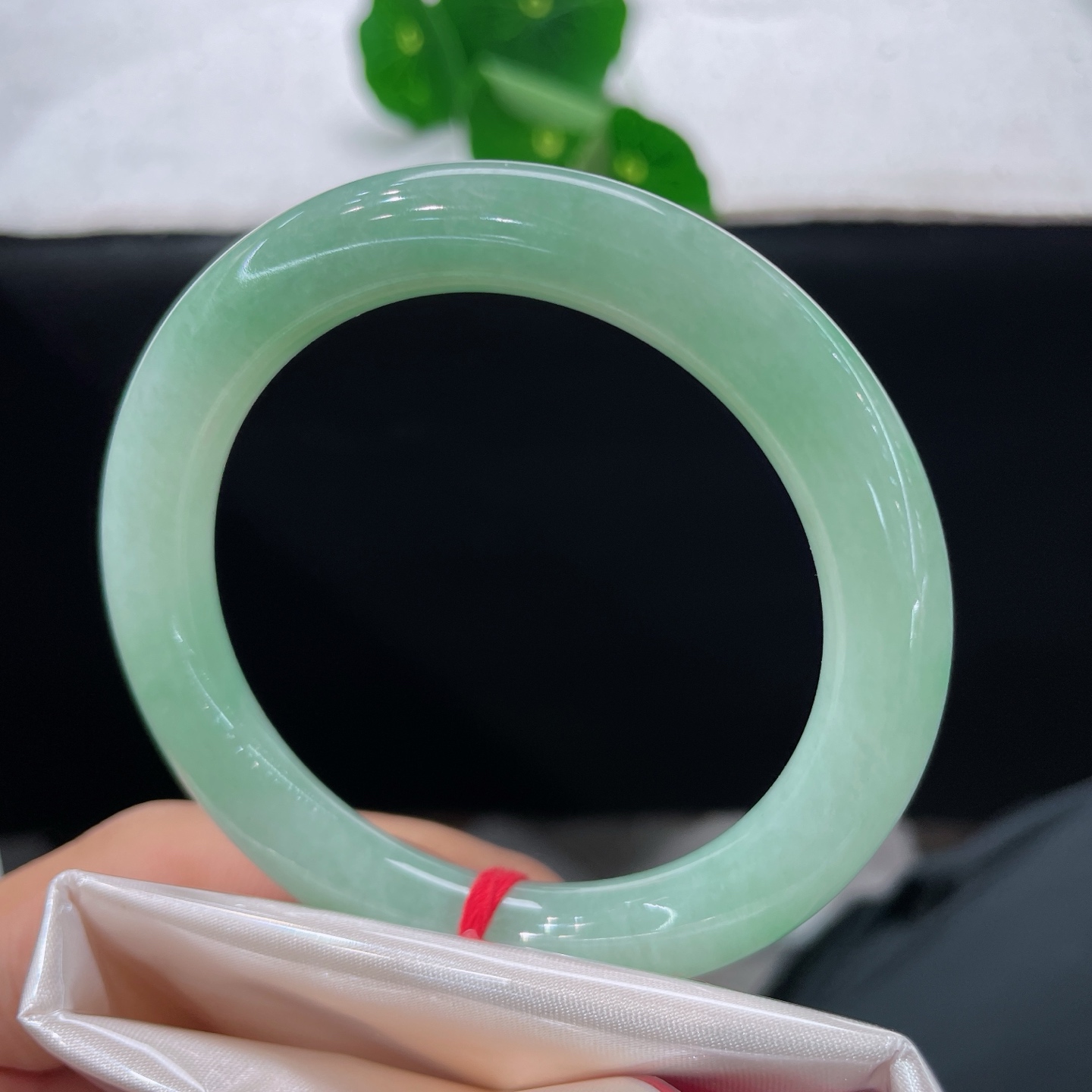秒杀天然翡翠手镯 圈口53.7/9，果绿圆条，正圈55/56可戴，仿若薄雾绕林，质地清澈，浅淡的果绿温润匀净，种水莹润。无裂