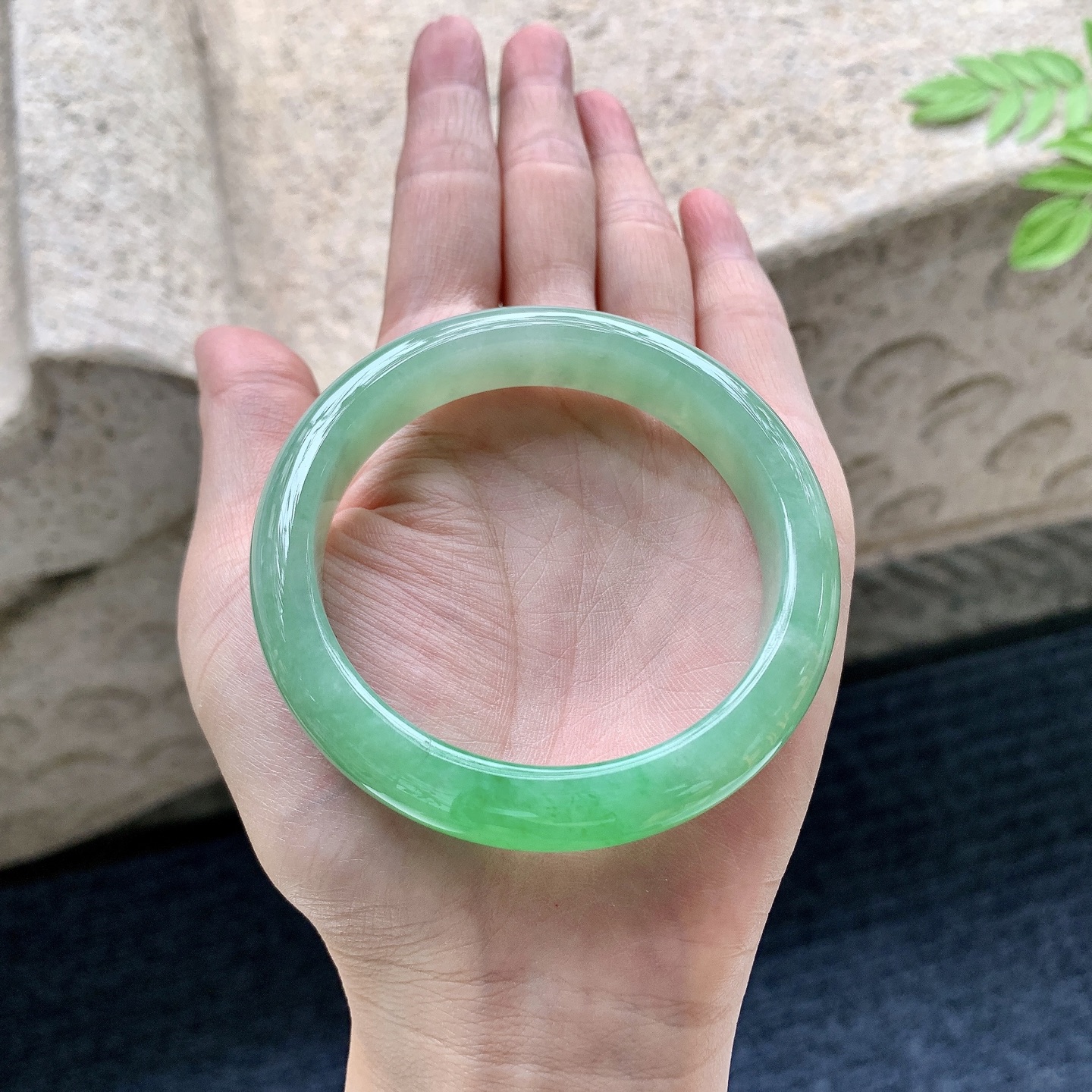 正圈54 55 圈口54.7/12/8.1 编码W6090723 糯冰飘绿，水润，种老，细腻，打灯有棉线