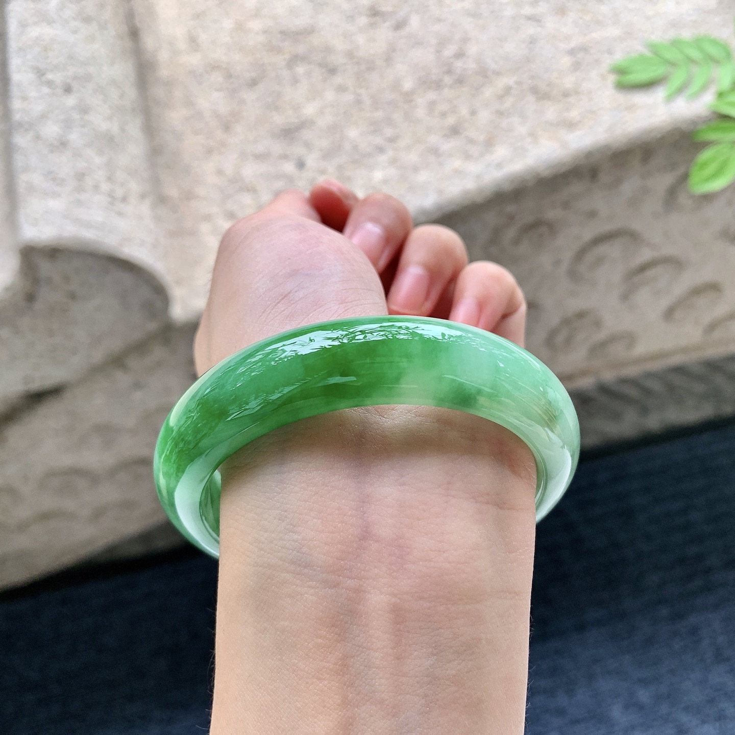 正圈56 57 圈口57.5/14/8.8 编码YT090714 细糯飘辣绿，水润，种老，细腻，打灯有絮线