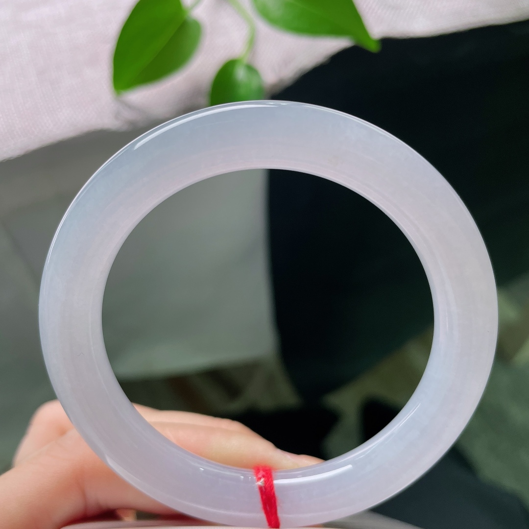 54/9.5，圆条，无裂，镯如凝脂白玉，冰润通透，简约素镯，衬出温婉干净的东方气质。ss59058a
