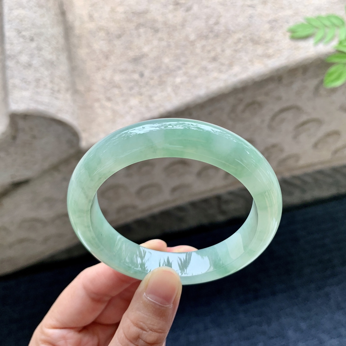 正圈54 55 圈口54.6/12.8/8.6 编码W6090720 糯冰飘绿，水润，种老，细腻，无裂