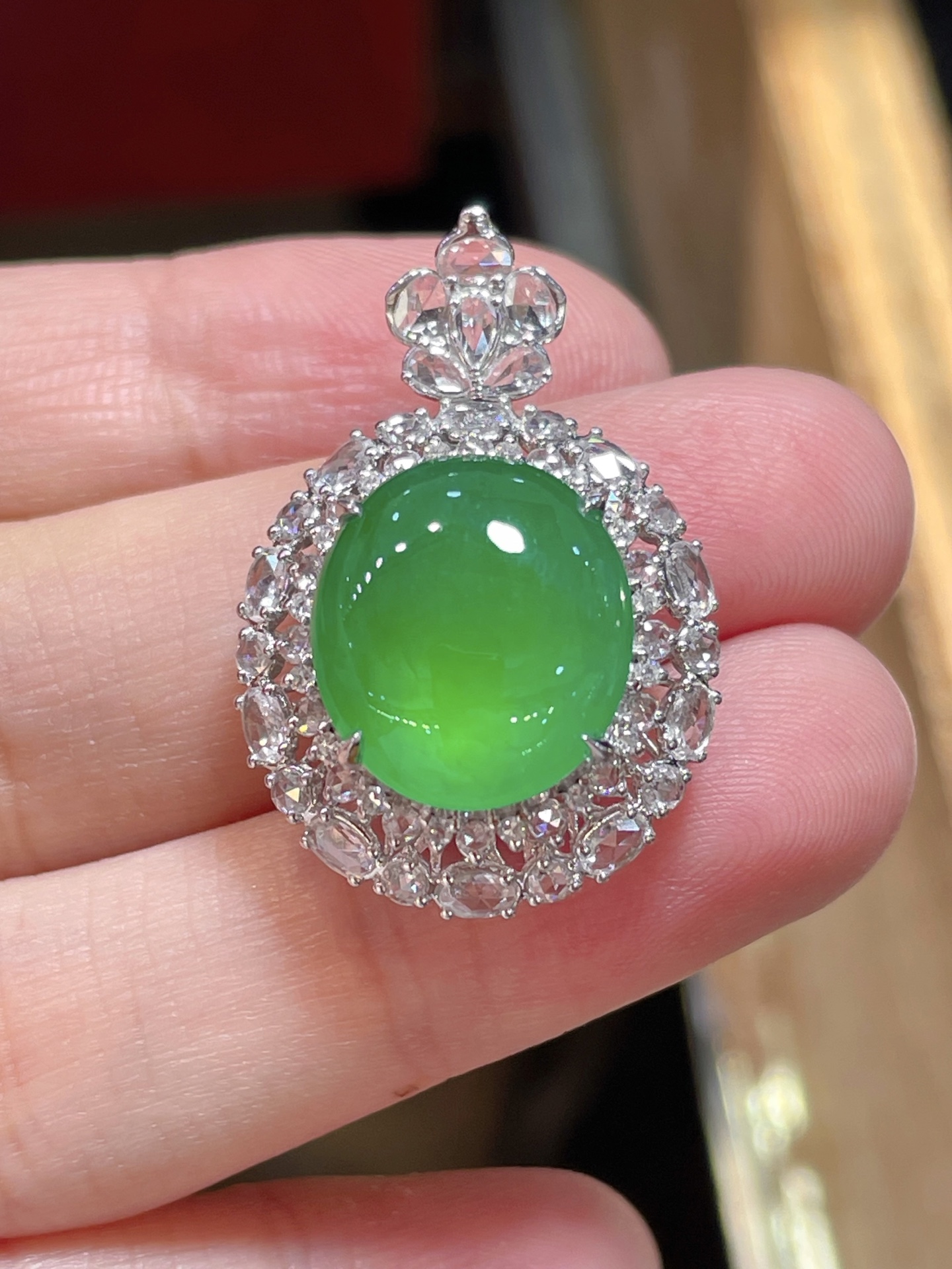 ️翡翠蛋面戒指两用款可当吊坠可当戒指，形状饱满圆润，无裂，满色，胶感十足，18k金钻石镶嵌，14.2-12.7-3.4