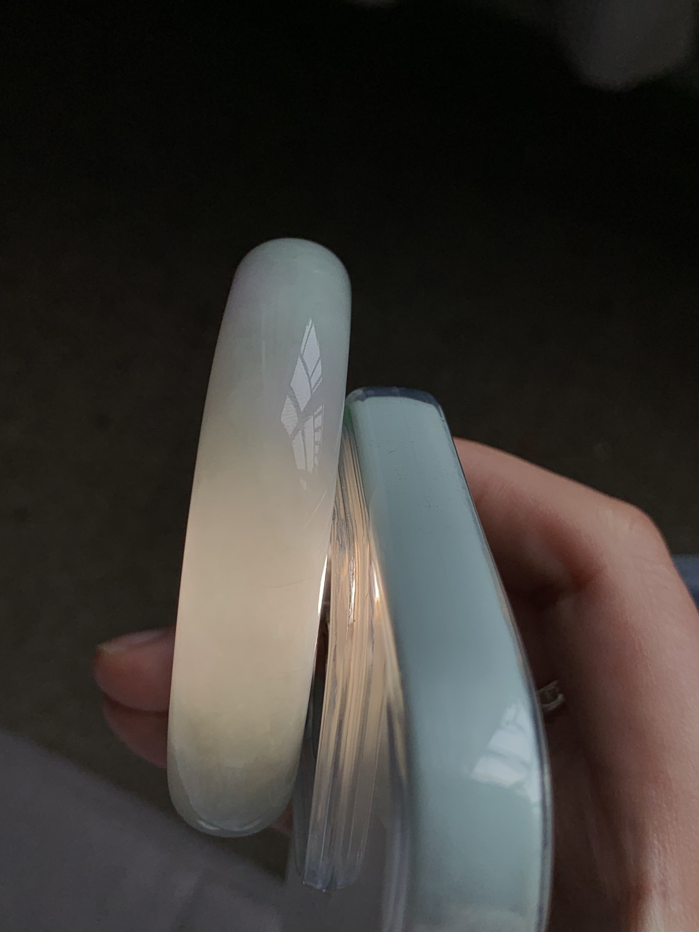 正圈56 57 圈口56.7/14.1/7.7 编码Q5091661 糯冰带一抹阳绿，水润，种老，细腻，打灯有絮线