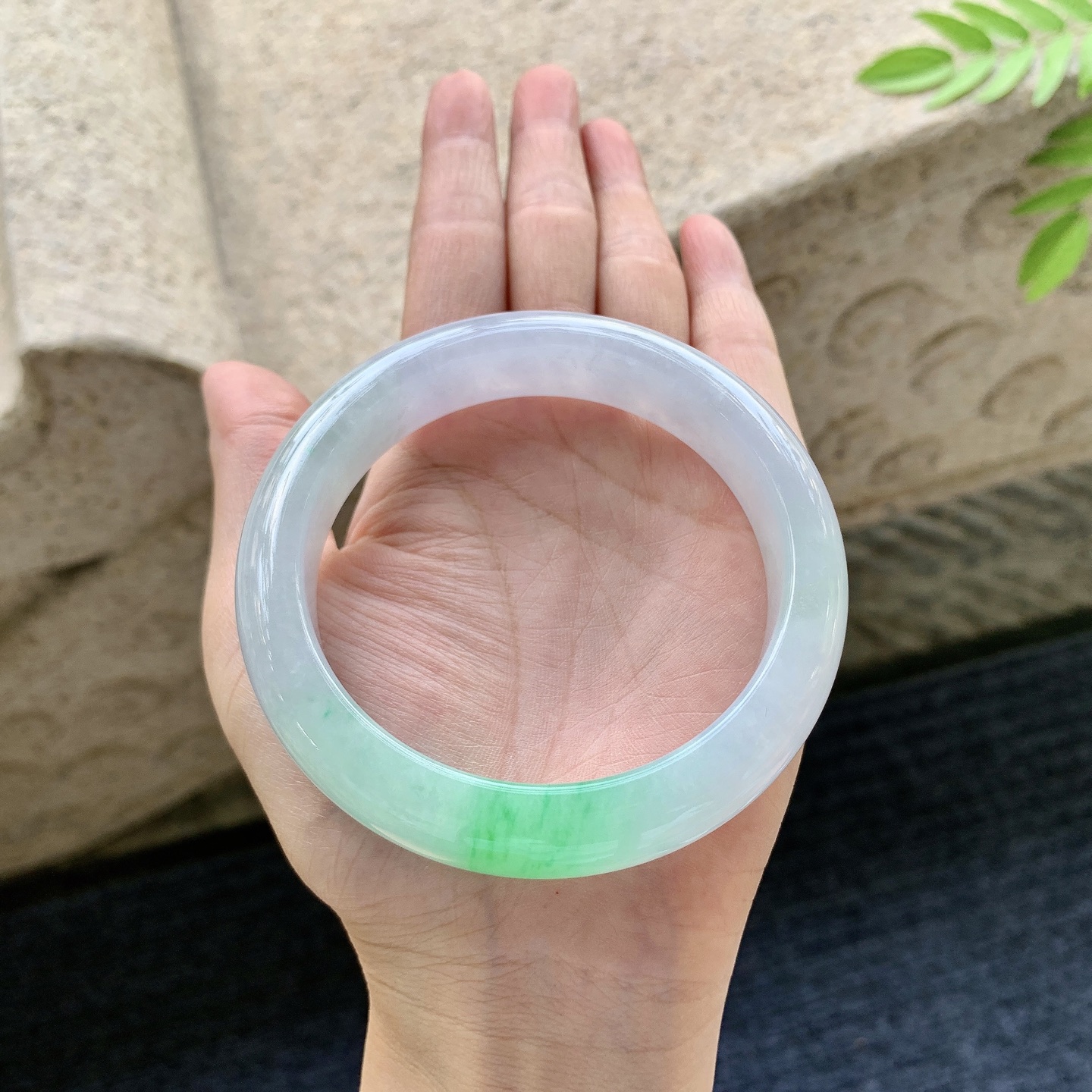 正圈60 61 圈口61.4/13.8/9.4 编码D5091522 冰糯春带彩，飘绿，水润，种老，