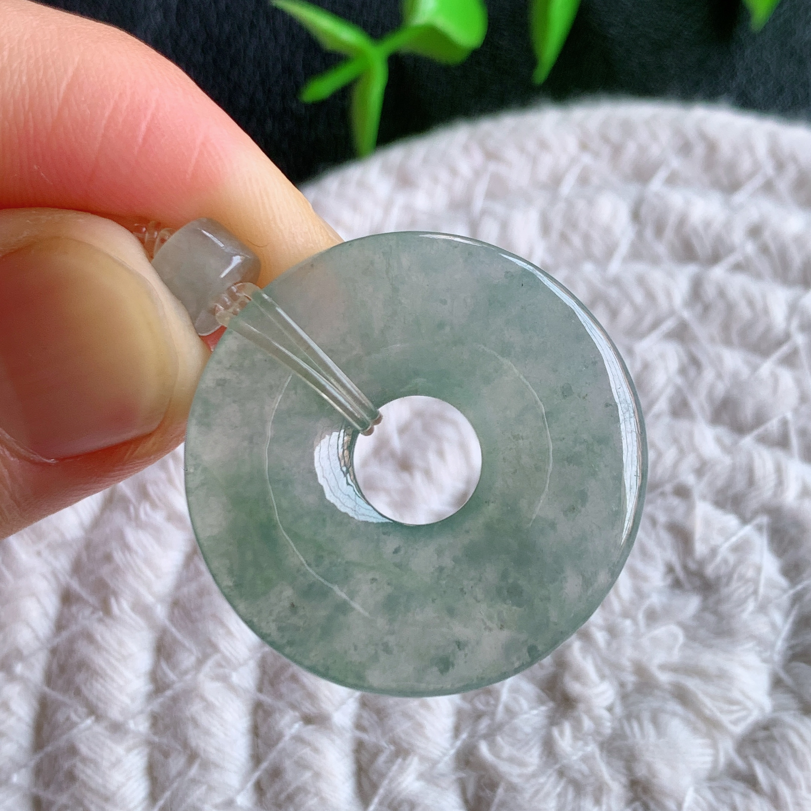 冰润平安扣吊坠，厚装饱满，冰润剔透，细腻水足，种质润泽，飘花灵动，佩戴优雅大气，W03.16 尺寸：32.8-27.8-3.8mm