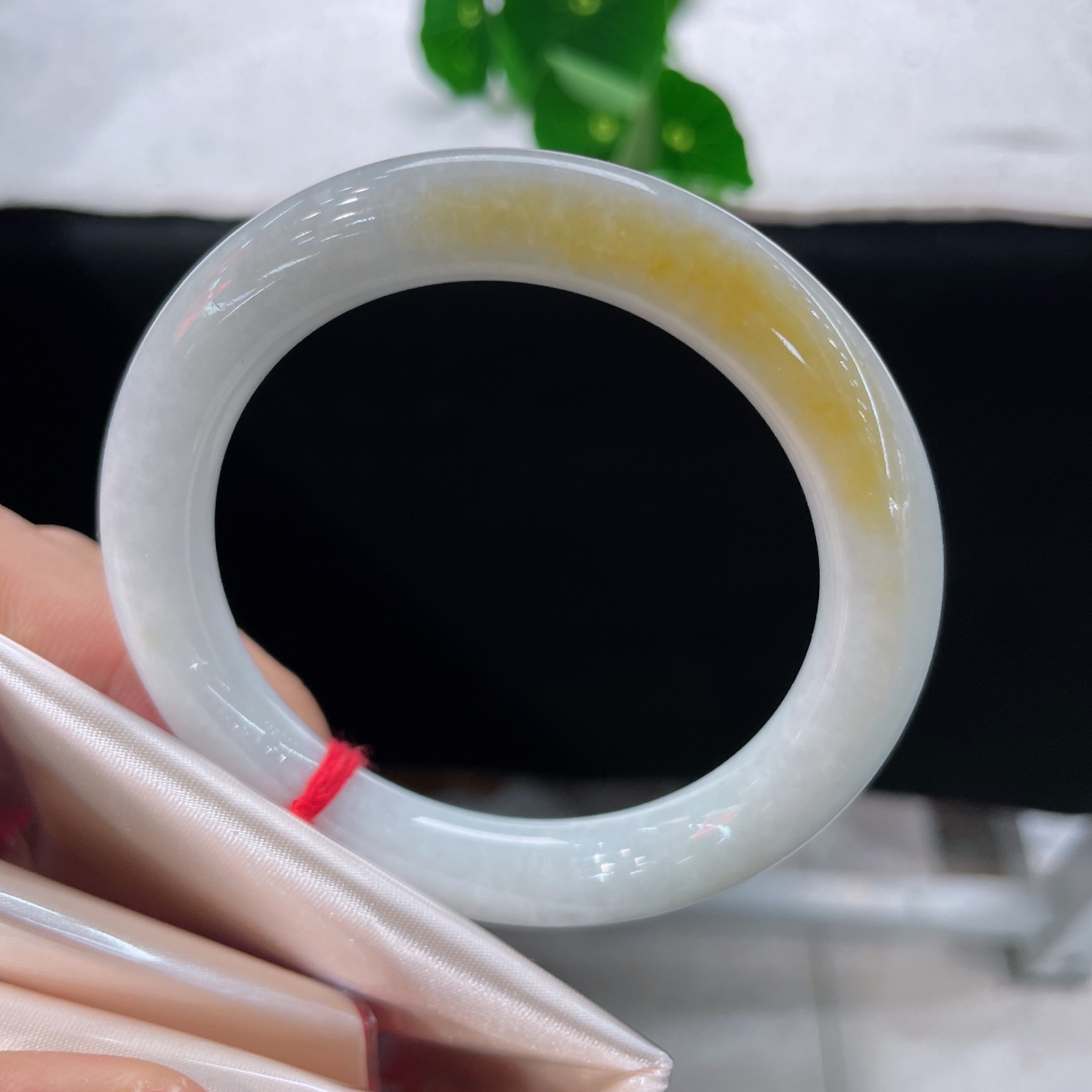 翡翠手镯 圈口54.3/10/9.6，黄翡圆条，正圈55/56可戴，仿若薄雾绕林，质地温润，底色清润泛白，一抹暖黄俏色悠然晕染