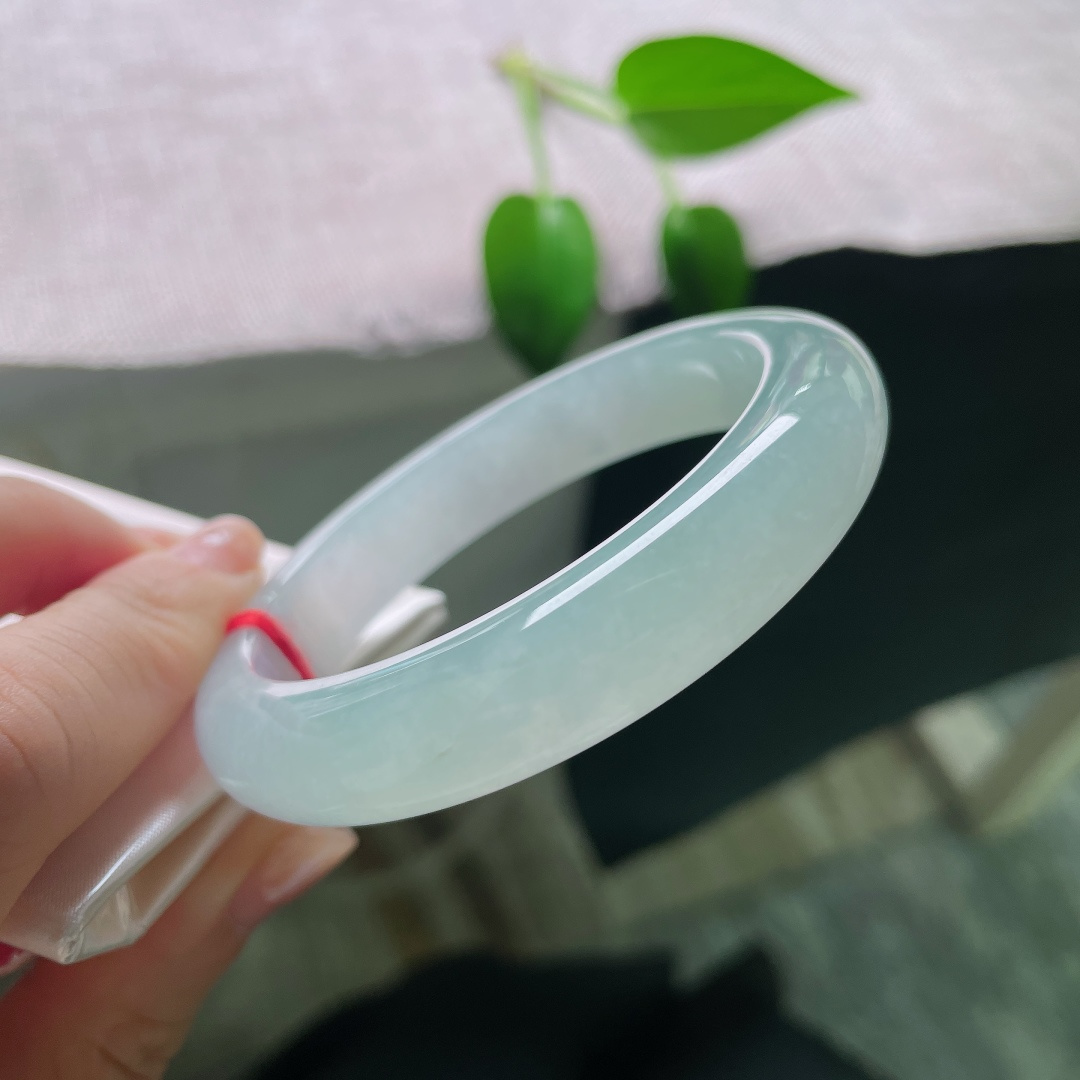 55/12/8.7，蓝底正圈，晶体，冰底浅晴平安镯，玉质细腻温润，淡青底色清雅柔和自带柔光。ss59095a
