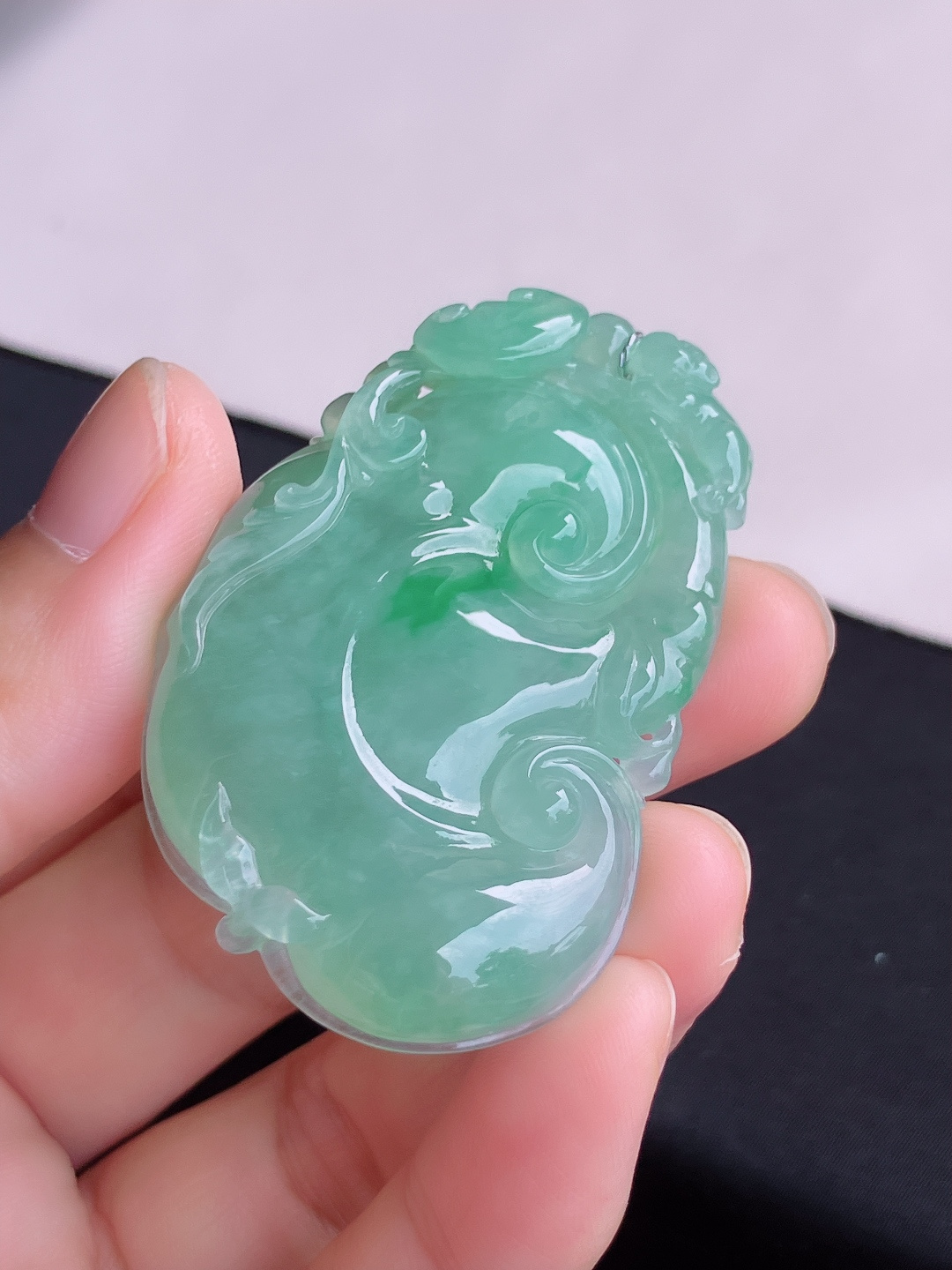 ️，冰飘绿大如意，晶莹剔透，花色清爽，尺寸53.5/34.6/7.6/自然光实拍