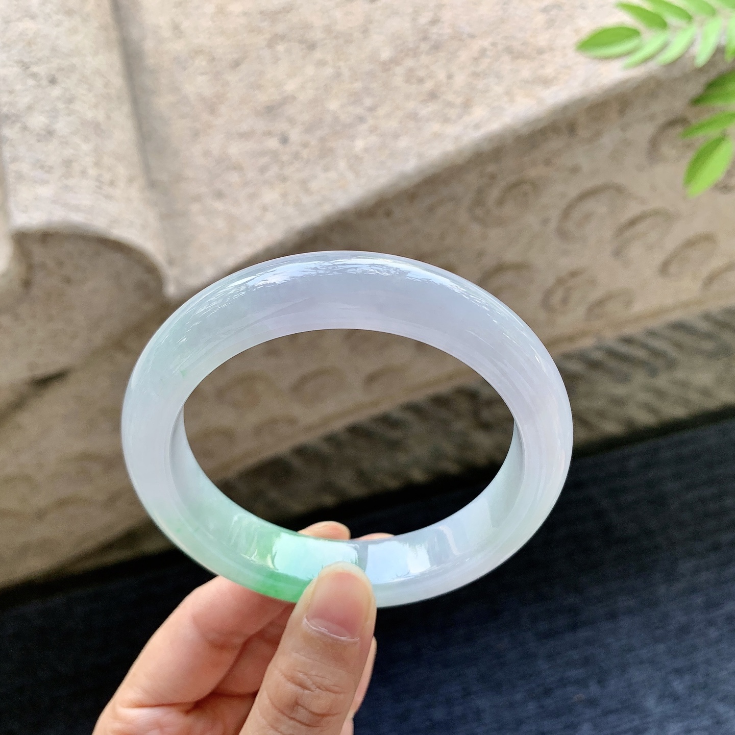 正圈60 61 圈口61.4/13.8/9.4 编码D5091522 冰糯春带彩，飘绿，水润，种老，细腻，无裂
