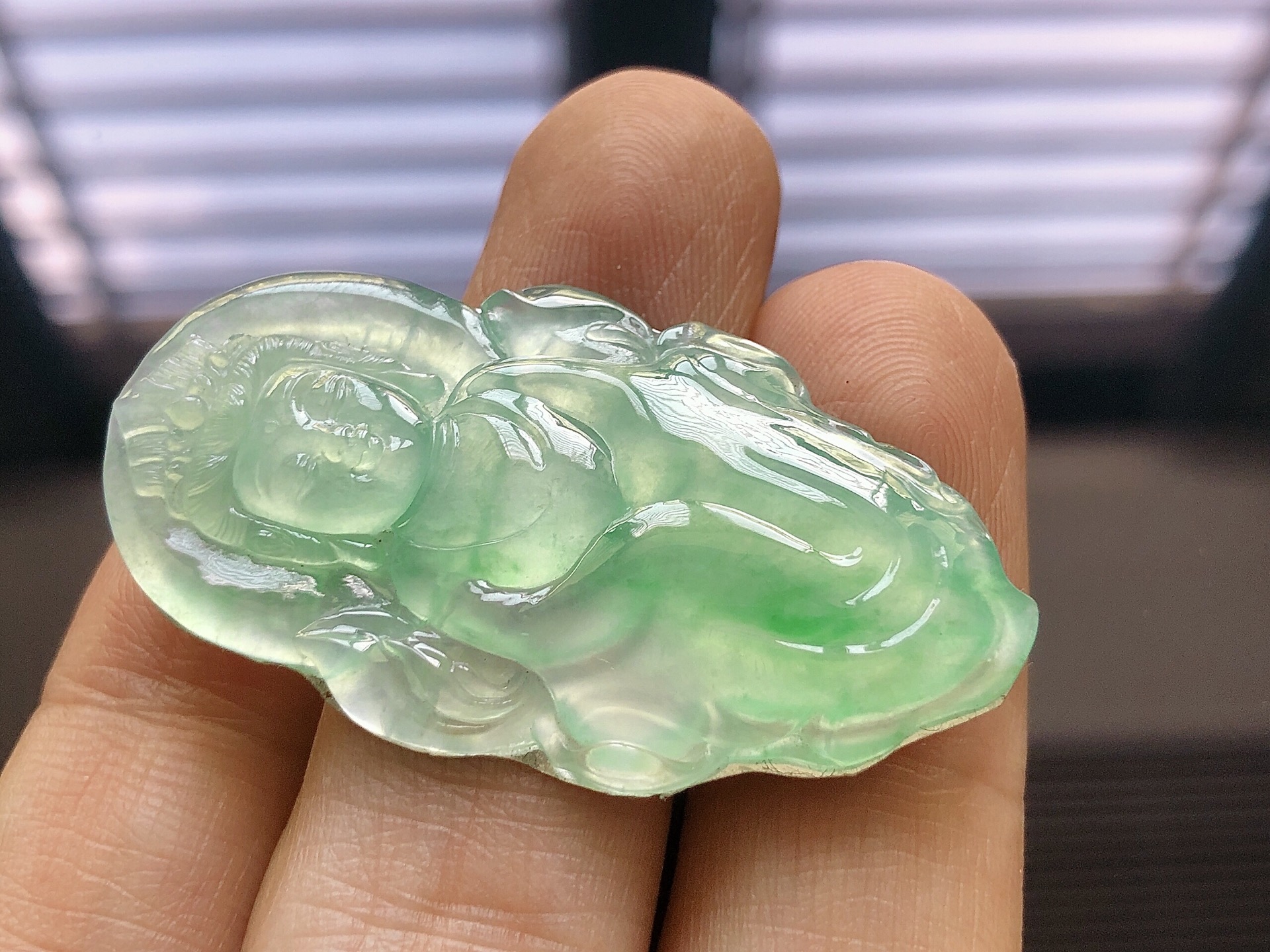 ️ 冰种阳绿观音，色泽艳阳，通透水润，玉质细腻，夺目迷人，雕工精湛，面相慈祥大气，品相，无裂，尺寸