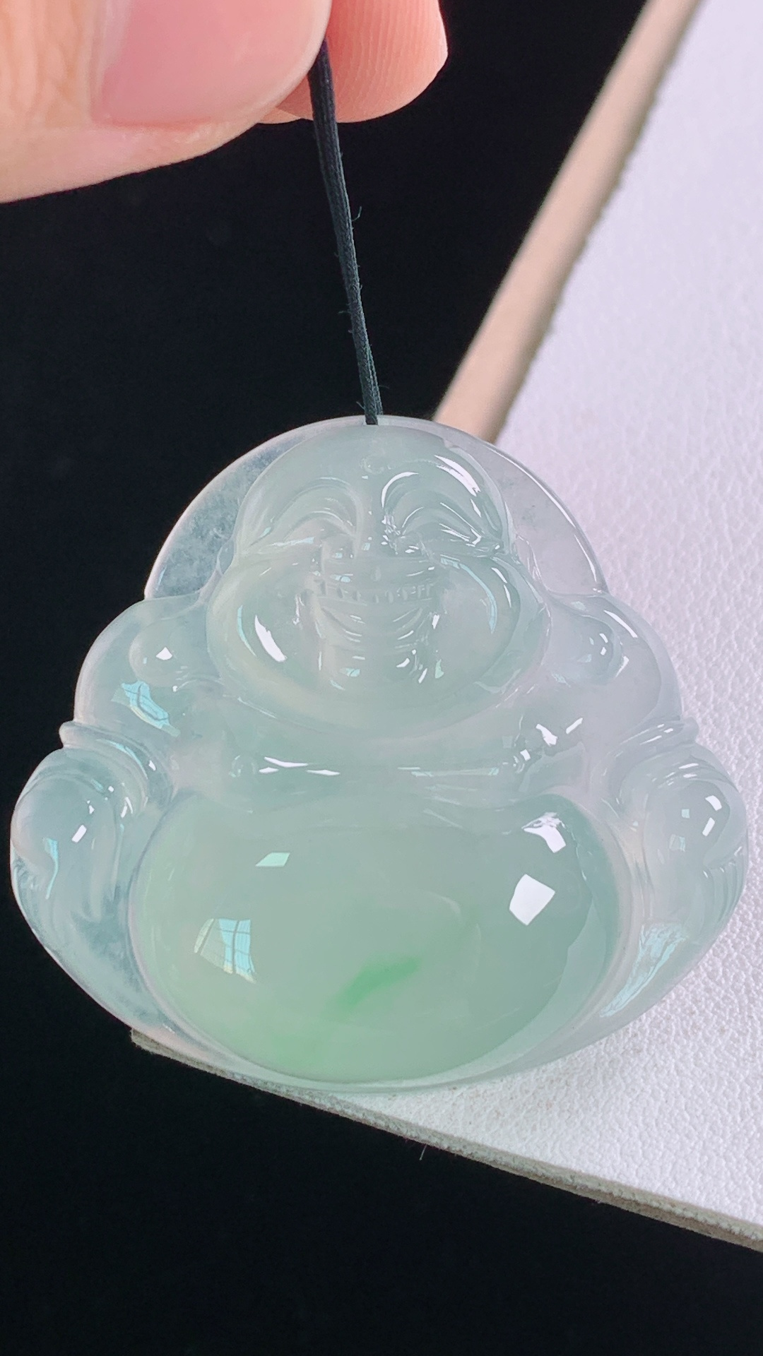 冰飘绿佛公 翠色灵动，水润清爽，无裂 尺寸:36.3-39.4-8.7mm 14