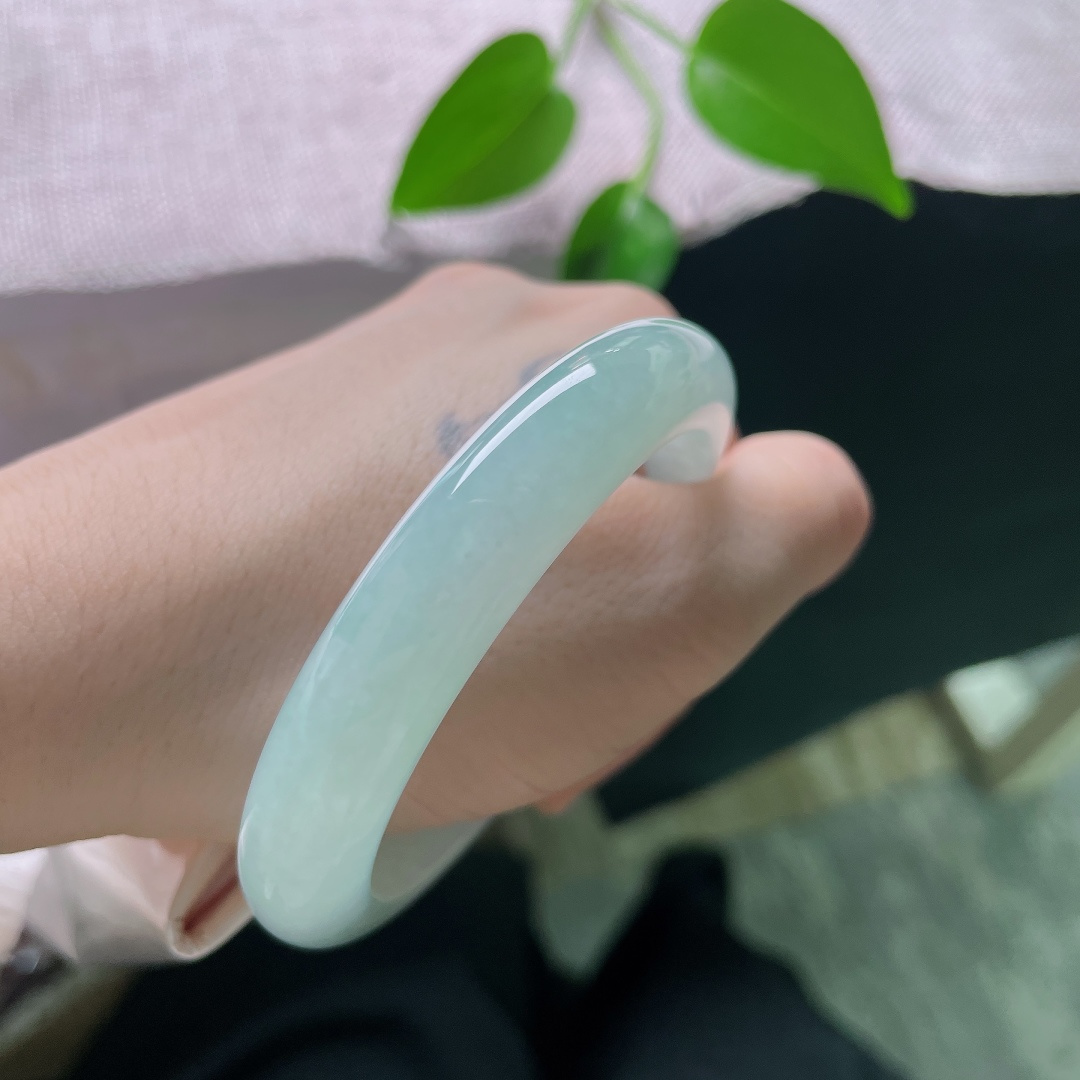 55.4/11.3/8.2，蓝底正圈，晶体线不显，清浅晴绿漫绕镯身，莹润起光，简约款式日常佩戴很衬肤色。ss59088a