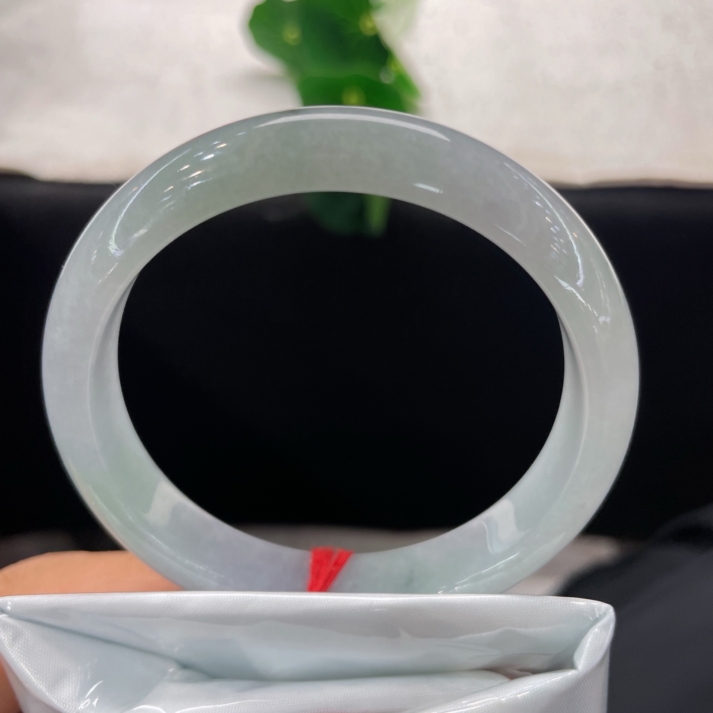 天然翡翠手镯 圈口57/11.7/7.6，飘花正圈，56/57可戴，玉载山间意，飞花落腕边。无裂。