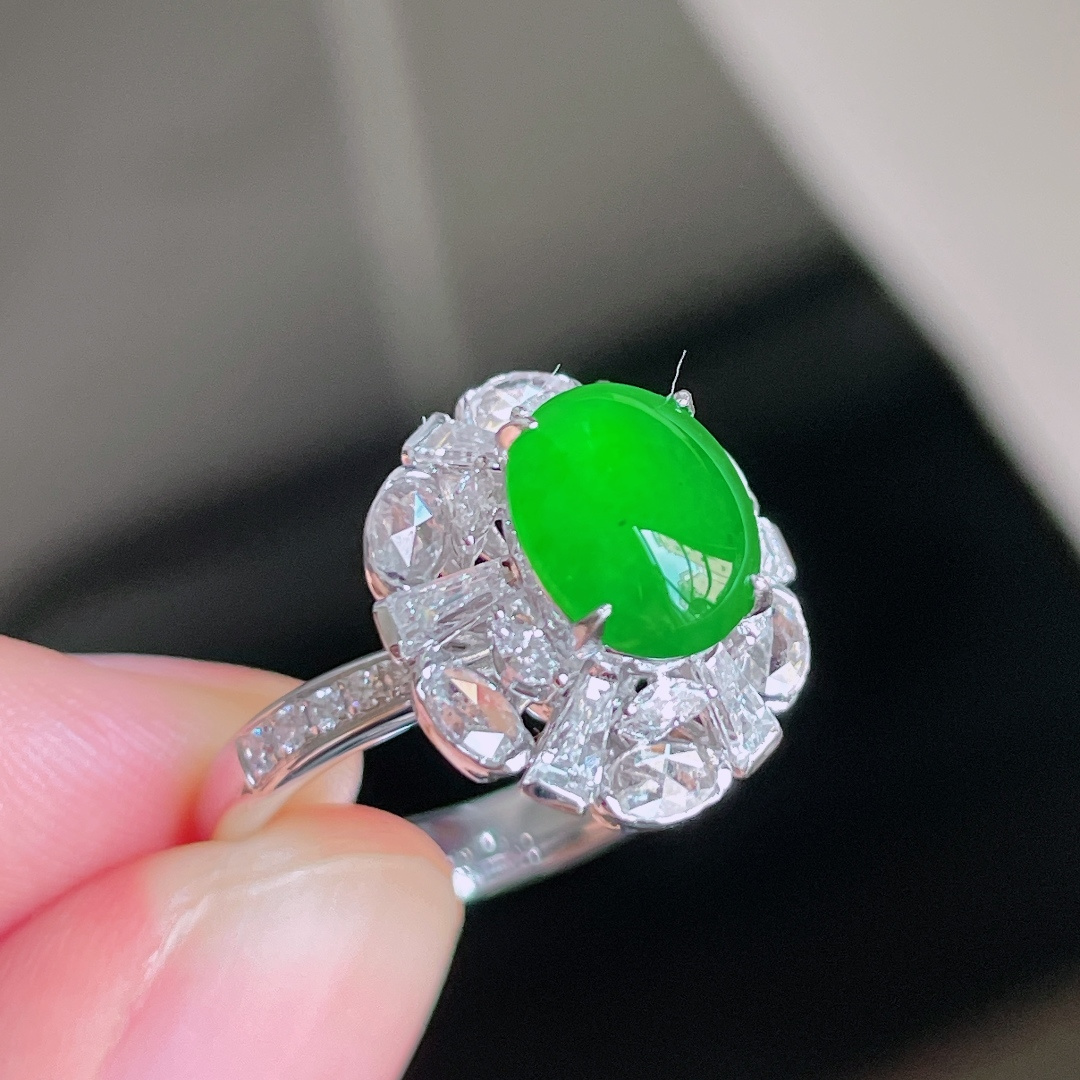 ️ 冰种满绿蛋面戒指 缅甸，色泽鲜艳，种老水润，18k金镶嵌 裸石：8.8/7/2.5 圈口：14#