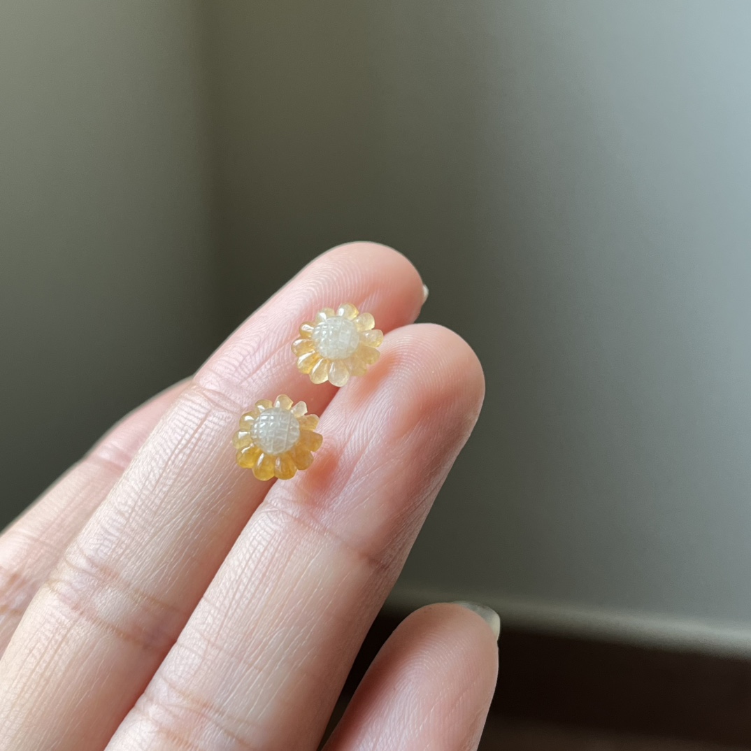 4号，18K金扣镶冰黄翡俏色向日葵耳钉，太阳花，向阳花，种水好，冰透无裂，尺寸9.1×4.1，送耳塞