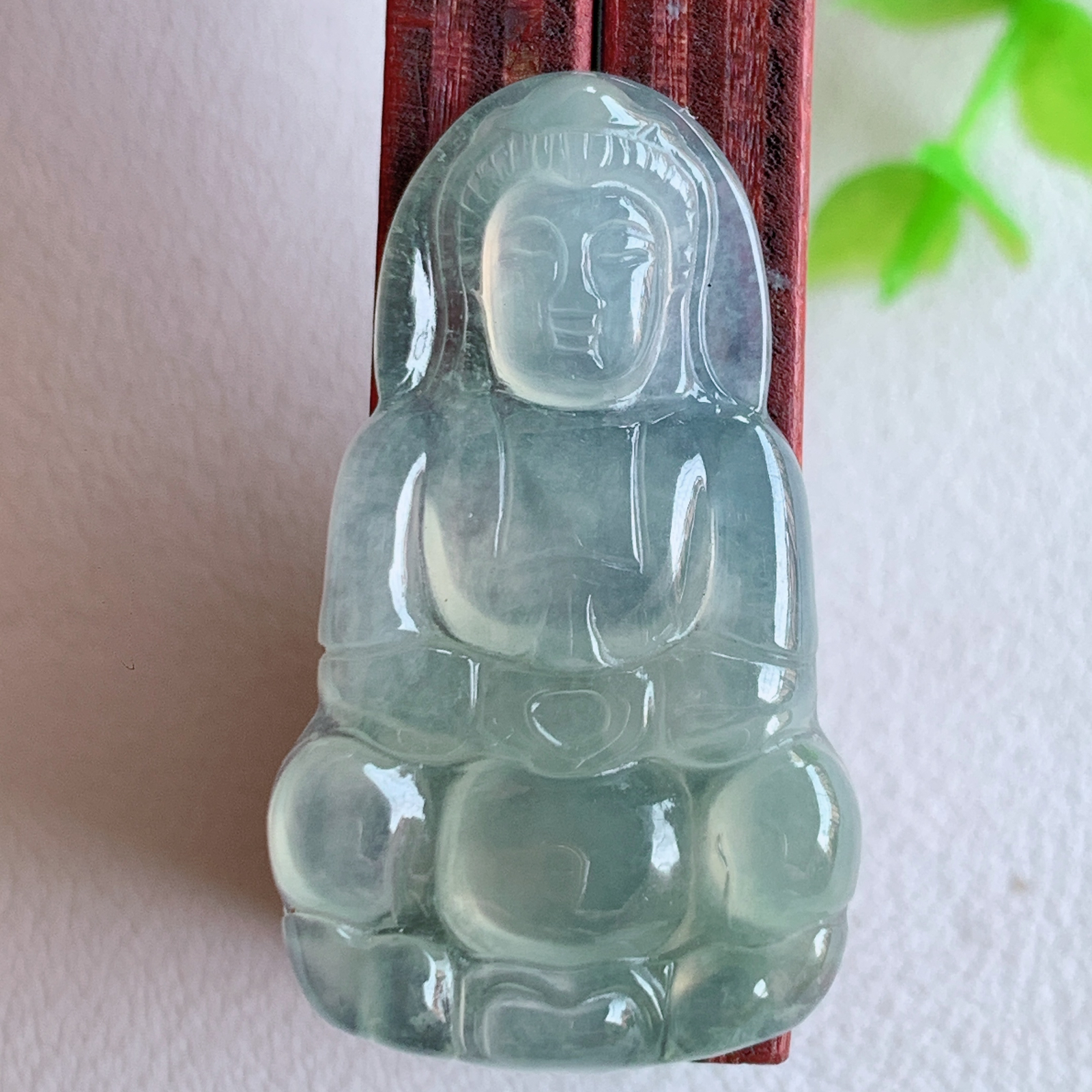 冰润精雕观音吊坠，法相端庄大气，工艺精湛，种色浓郁，细腻饱满冰润，种老水足，收藏佳品，佩戴大气  W