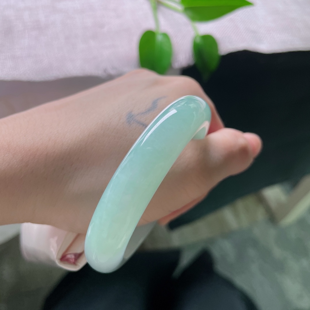 51.7/12.2/8.3，绿底正圈，晶体线不显，冰润晴绿平安镯，玉质细腻通透，一抹清绿灵动温婉尽显雅致。ss59109a