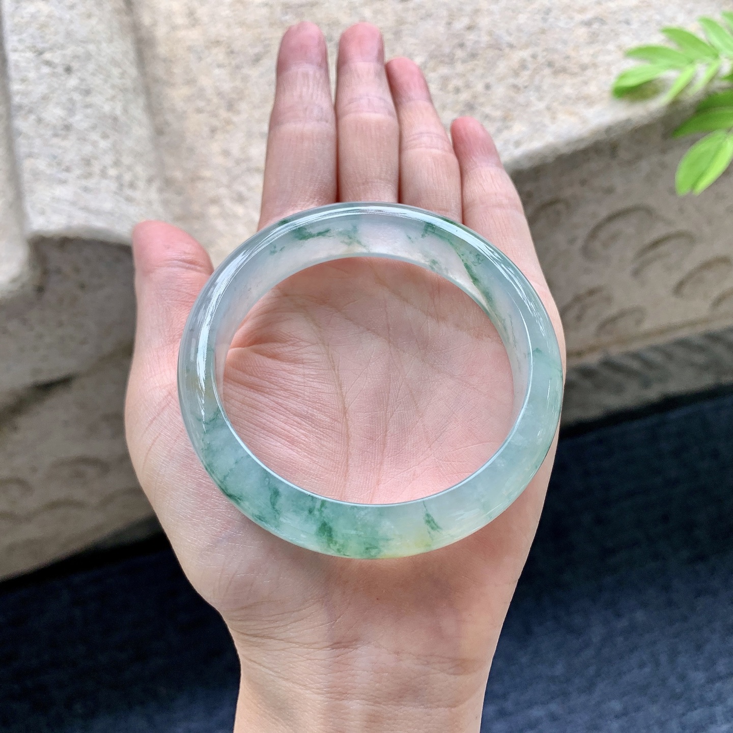 正圈55 56 圈口56.4/13.8/7.3 编码HJ090508 冰糯飘花，飘黄翡，水润，种老，细腻，无裂