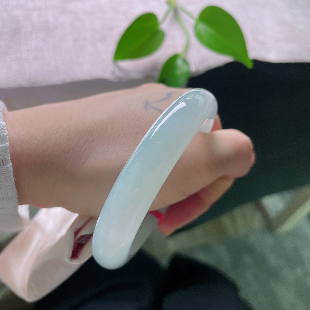 56.5/12/8.3，绿底正圈，晶体线不显，镯凝一汪晴绿湖水，种老胶感丰盈，上手自带清冷温柔气质。ss58862a
