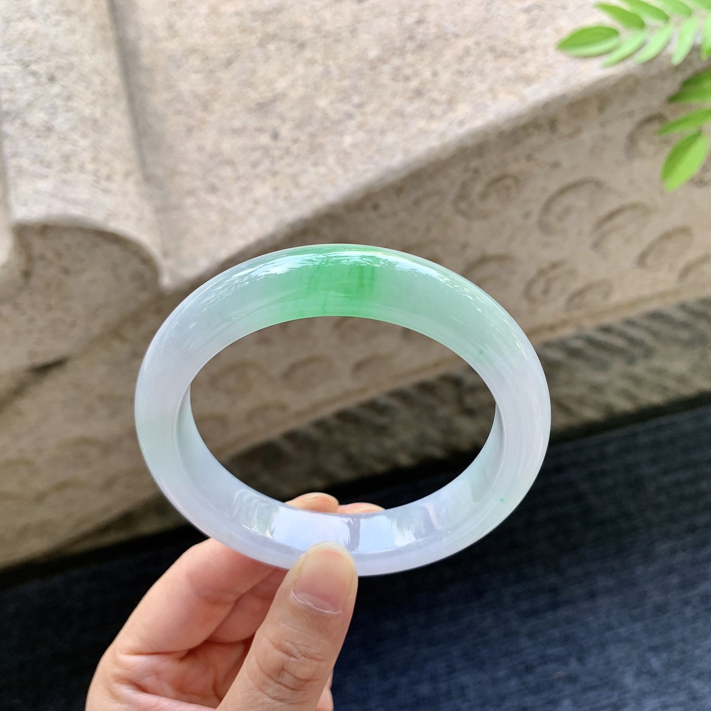 正圈60 61 圈口61.4/13.8/9.4 编码D5091522 冰糯春带彩，飘绿，水润，种老，细腻，无裂