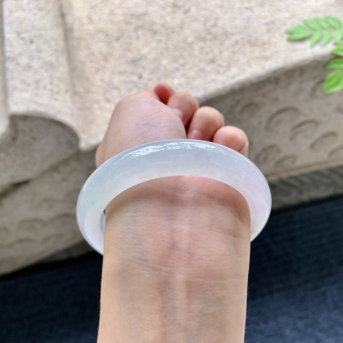 正圈54 55 圈口55.4/12/9 编码WW090834 糯冰飘绿，水润，种老，细腻，打灯有棉线