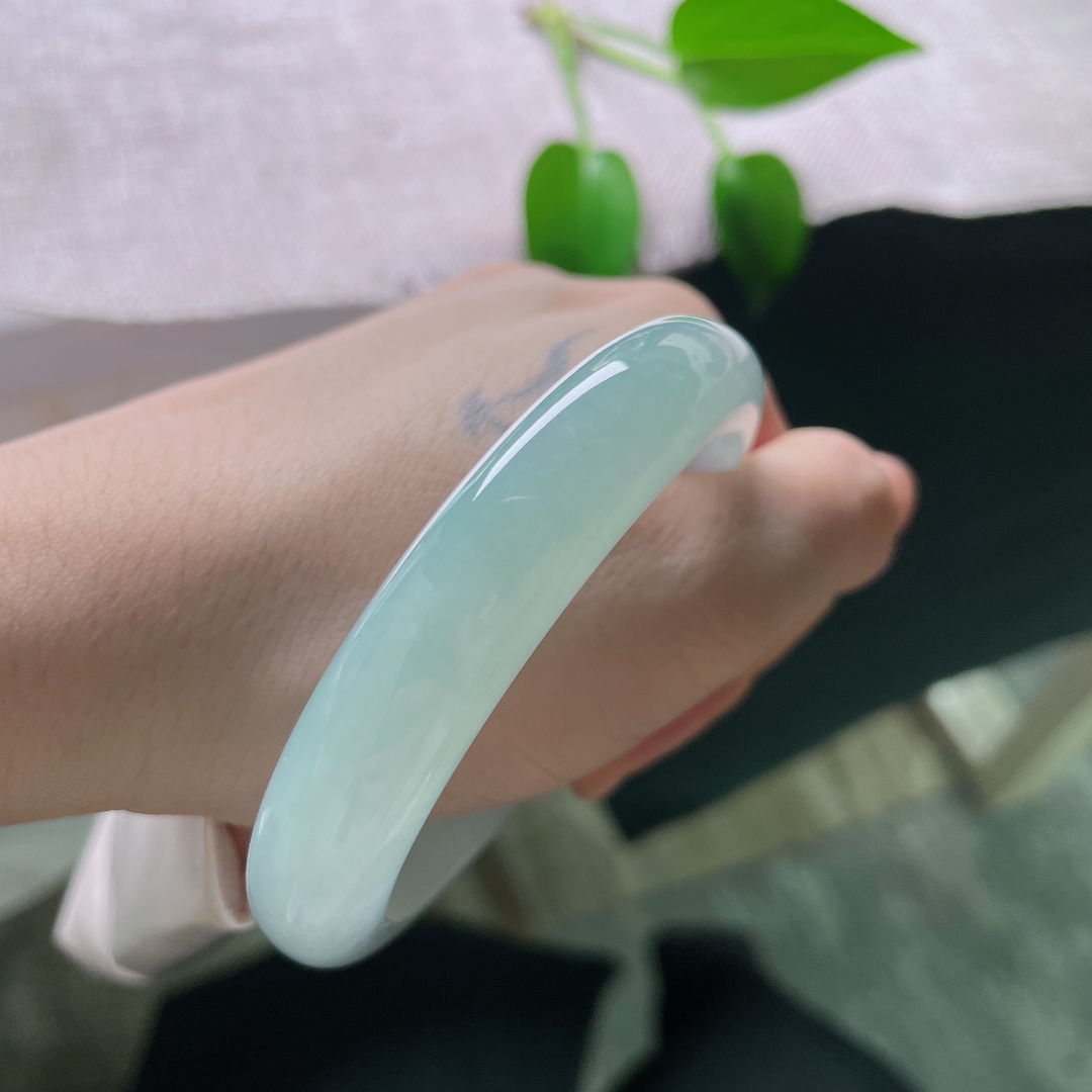 56.6/12/8.3，蓝底正圈，无裂，冰感十足的晴底玉镯，色泽匀净柔和，上手衬肤色，简约大气。ss59103a