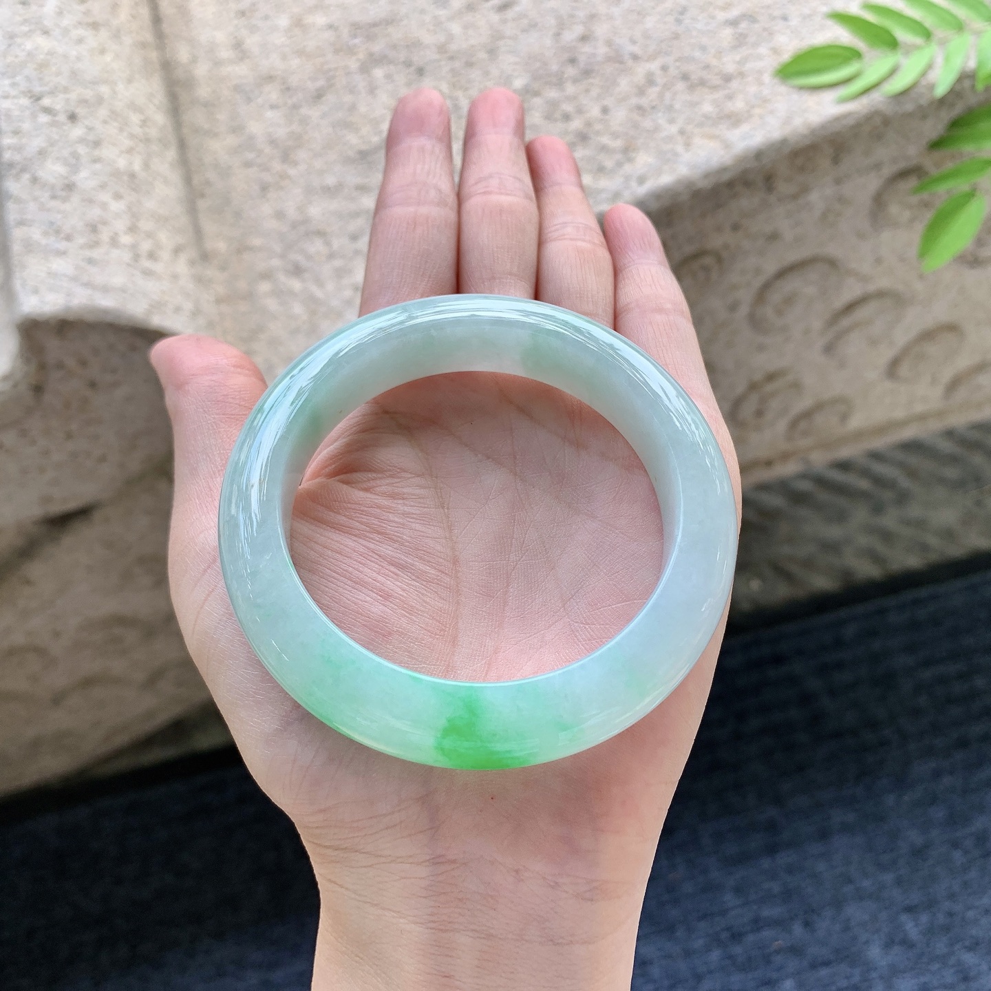正圈55 56 圈口56.4/9.4/13.1 编码H3091509 飘阳绿，水润，种老，细腻，打灯有棉线