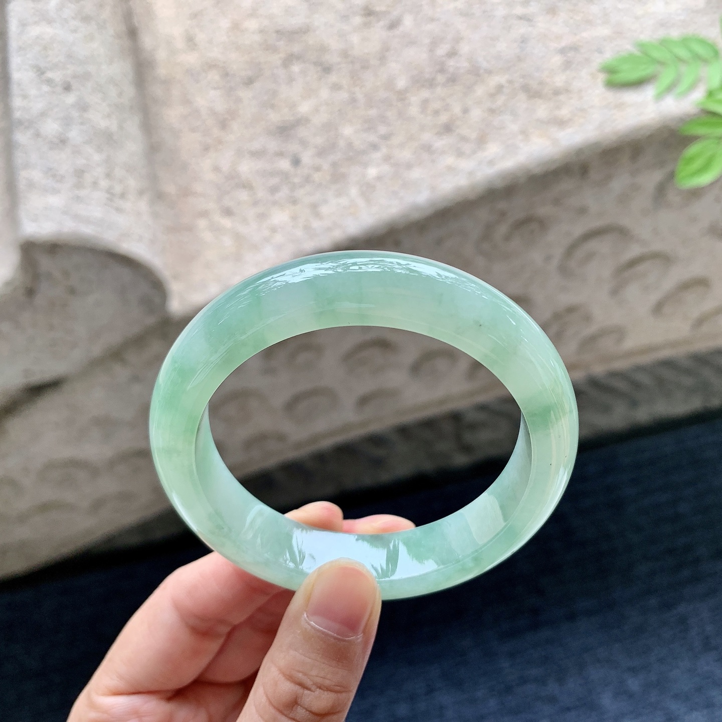 正圈54 55 圈口54.6/12.8/8.6 编码W6090720 糯冰飘绿，水润，种老，细腻，无裂