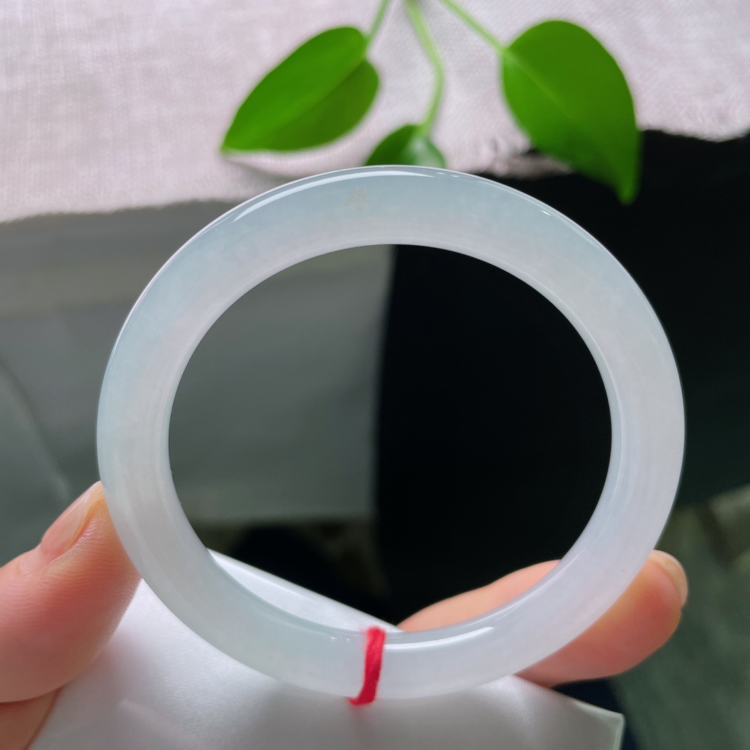 54.2/8.0，圆条，无裂，种水清亮，无杂色侵扰，素玉净透，是耐看百搭的白月光玉镯。ss59066a
