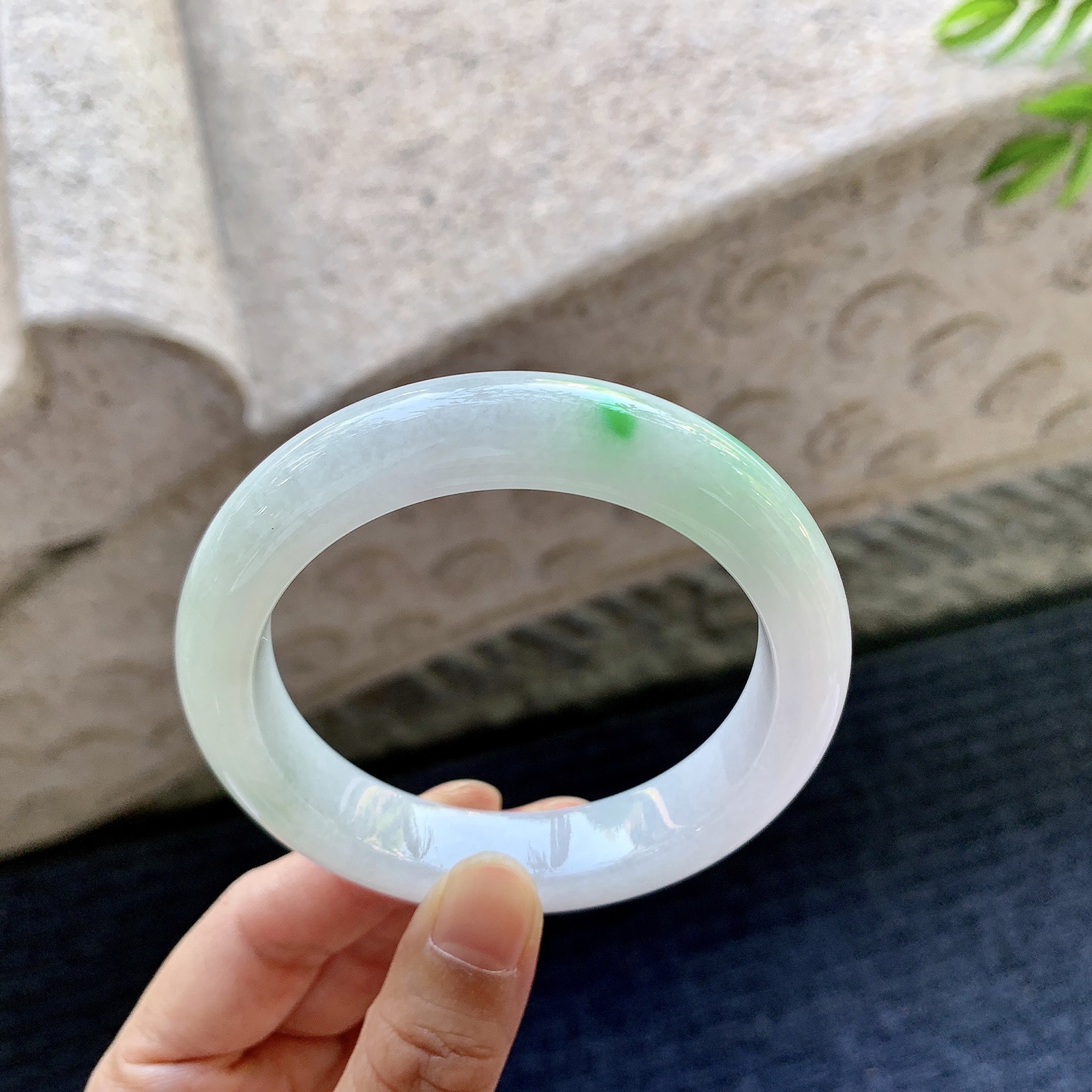 正圈55 56 圈口56.6/12.3/9.2 编码DZ091207 细糯飘绿，水润，种老，细腻，打灯有棉线