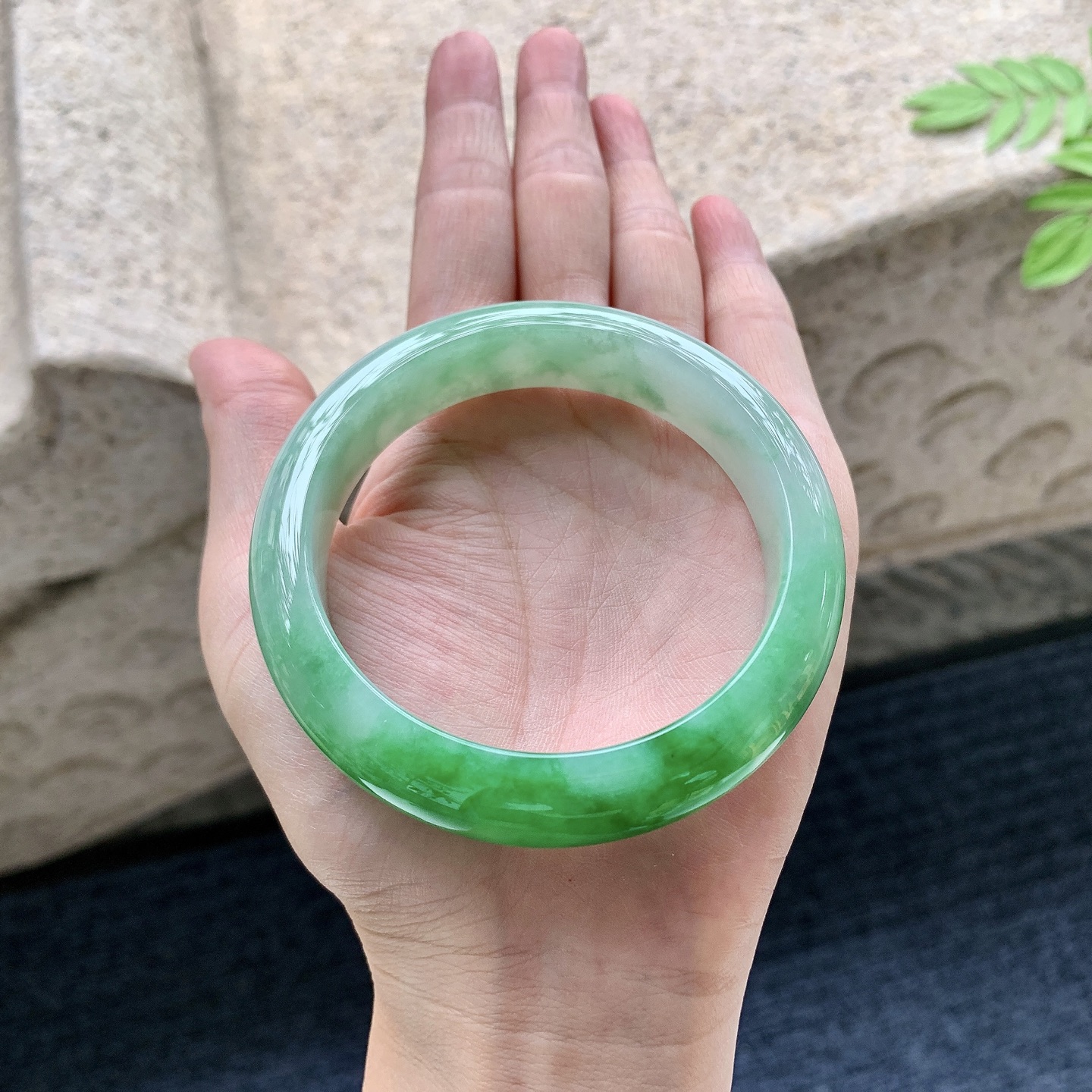 正圈56 57 圈口57.5/14/8.8 编码YT090714 细糯飘辣绿，水润，种老，细腻，打灯