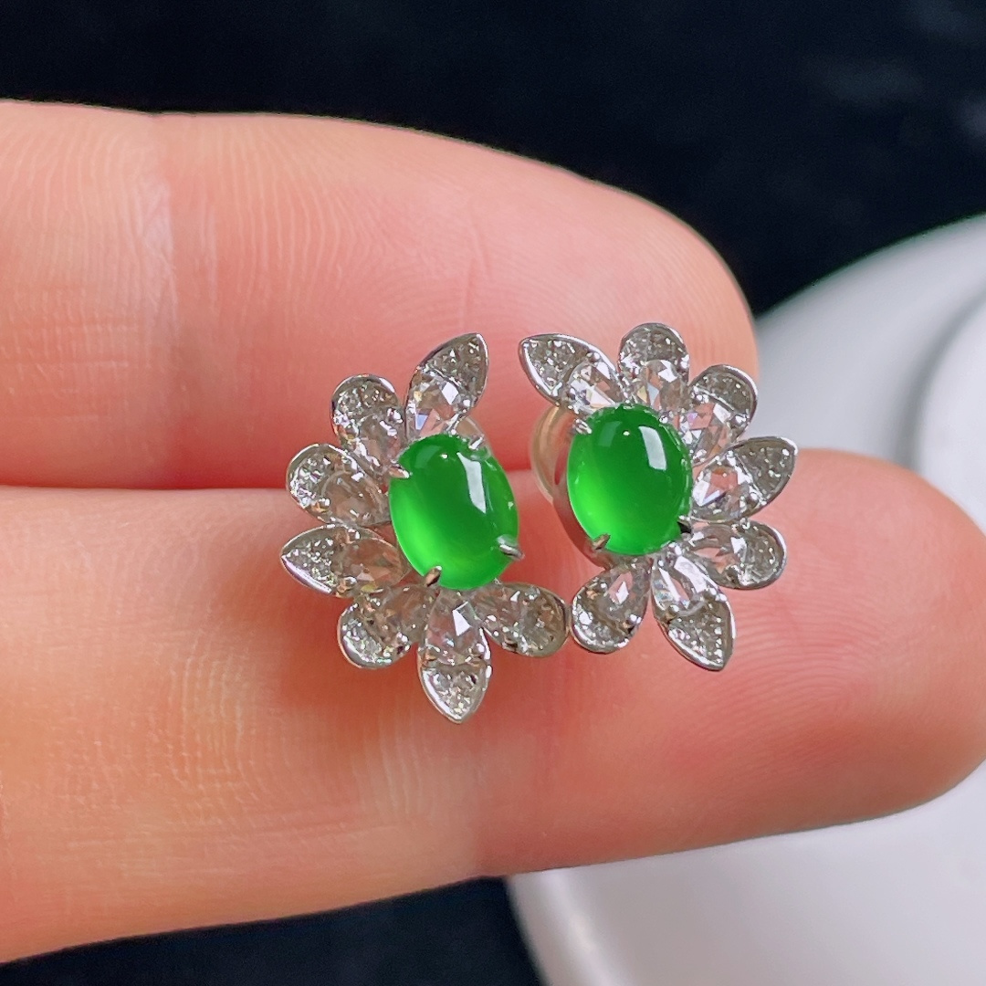 ️冰绿耳钉，18k镶嵌，老种起光，细底通透，尺寸：裸石6.3/4.7/2.3mm0917