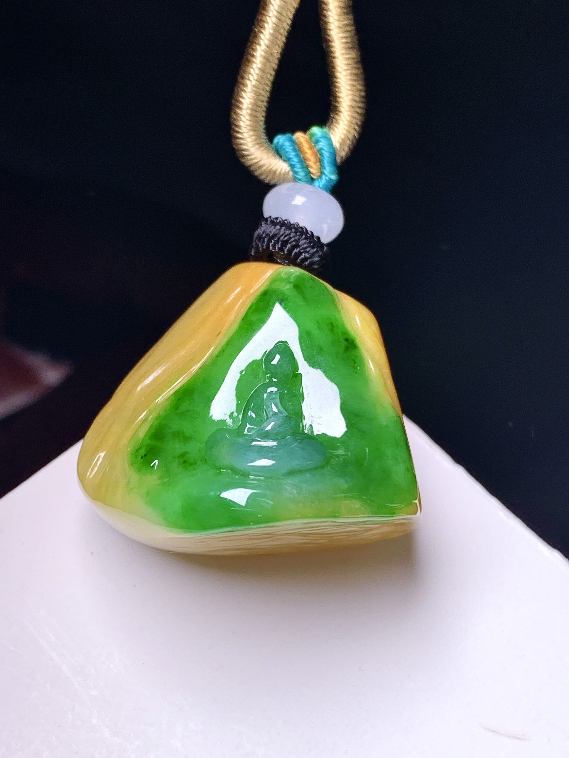 黄绿翡莲蓬吊坠 玉质细腻 色泽艳丽清新 水润亮眼 整体尺寸28.2*25*19.8 w1