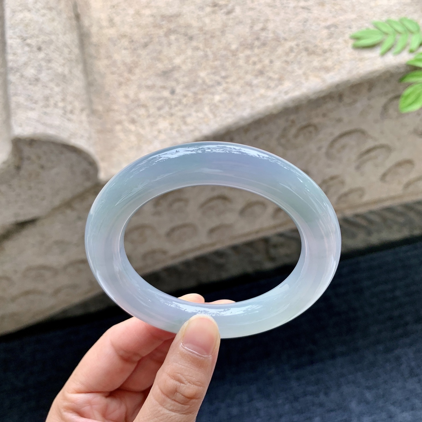 圆条55 56 圈口56.8/12.2/11.8 编码Q5090836 糯冰，水润，种老，细腻，打灯有絮线