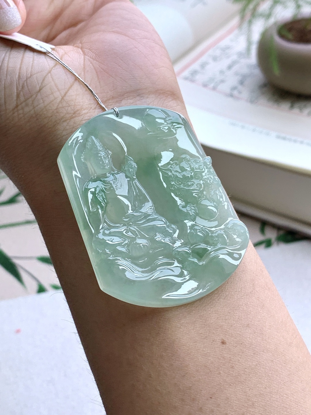 【裸石】️冰种飘花文殊观音牌吊坠 【说明】缅甸 性比高 厚装 【尺寸】54-42-6 【重量】32克