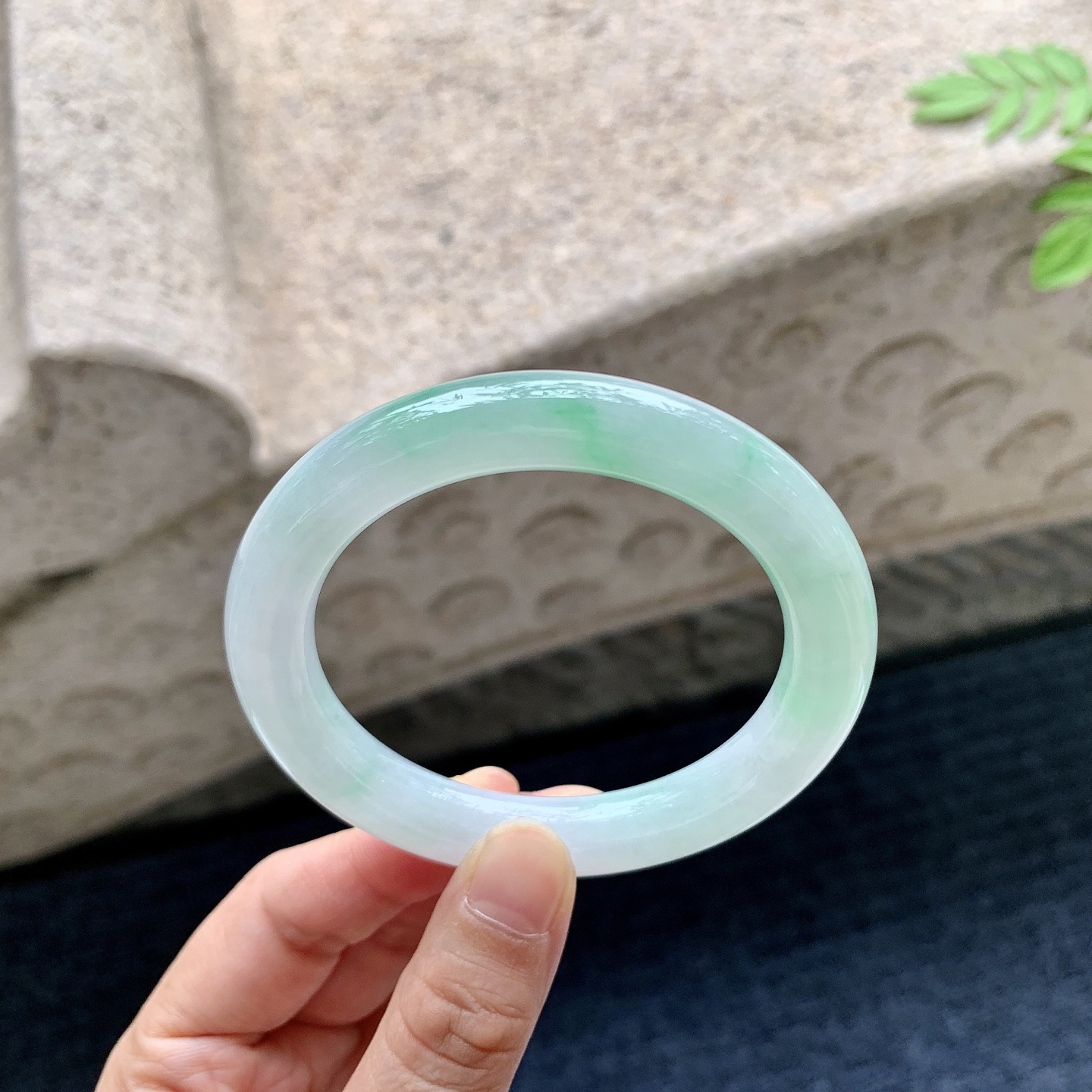 圆条54 55 圈口54/9.8/9.7 编码Q5090837 糯冰飘绿，水润，种老，细腻，打灯有絮线