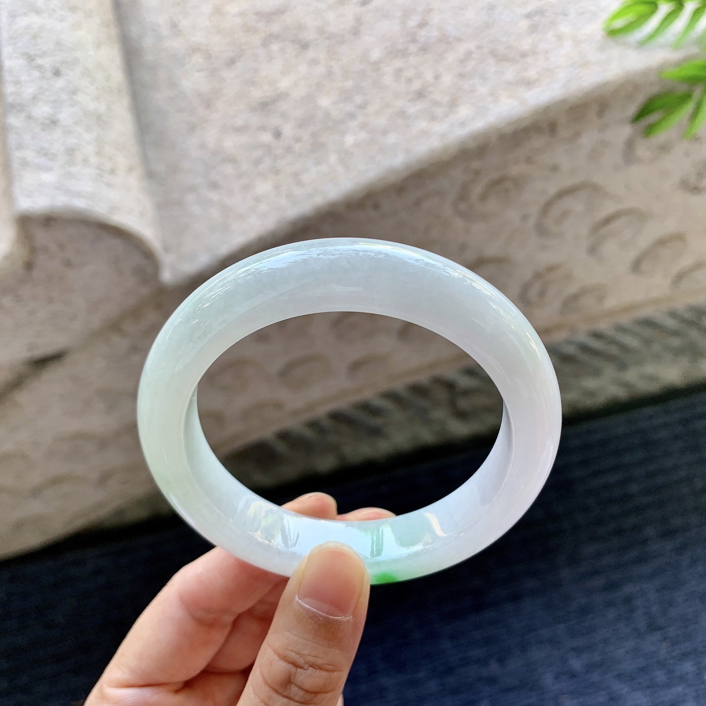 正圈55 56 圈口56.6/12.3/9.2 编码DZ091207 细糯飘绿，水润，种老，细腻，打灯有棉线
