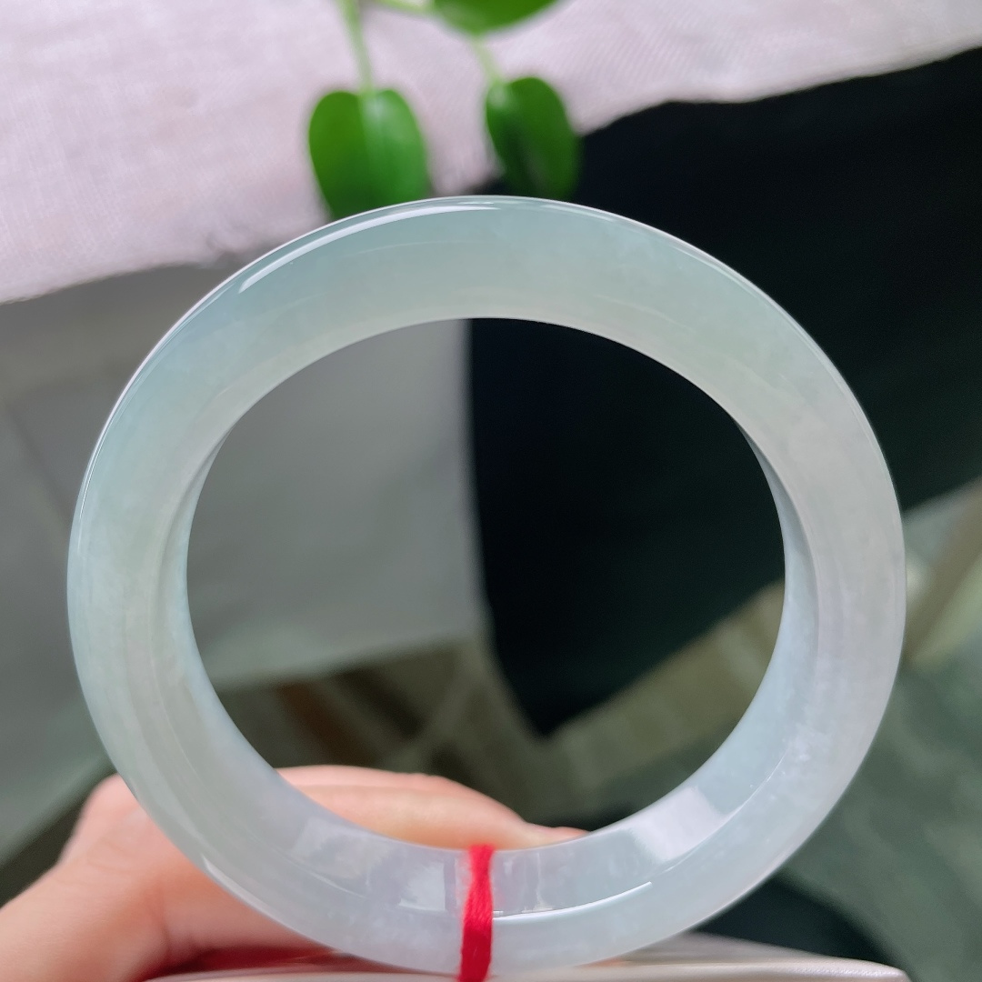 55/12/8.7，蓝底正圈，晶体，冰底浅晴平安镯，玉质细腻温润，淡青底色清雅柔和自带柔光。ss59