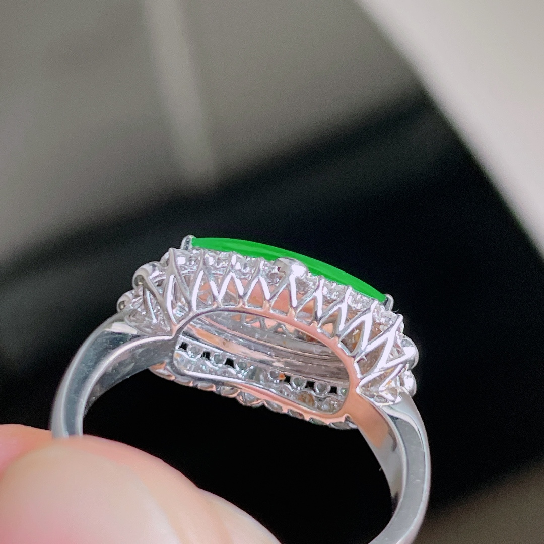 ️ 满色阳绿马鞍戒指 色泽鲜艳，种老水润，18k金镶嵌 裸石：13.3/6/2 圈口：14#