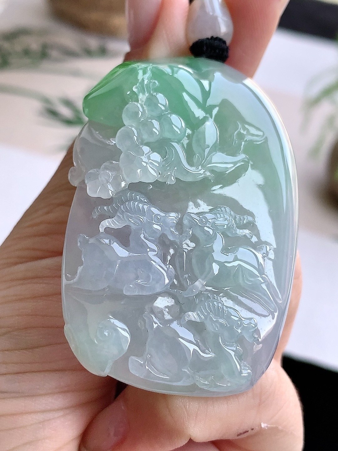 【裸石】️冰飘阳绿三羊开泰牌吊坠 【说明】缅甸 性比高 超厚 【尺寸】60-40.3-12 【重量】63克