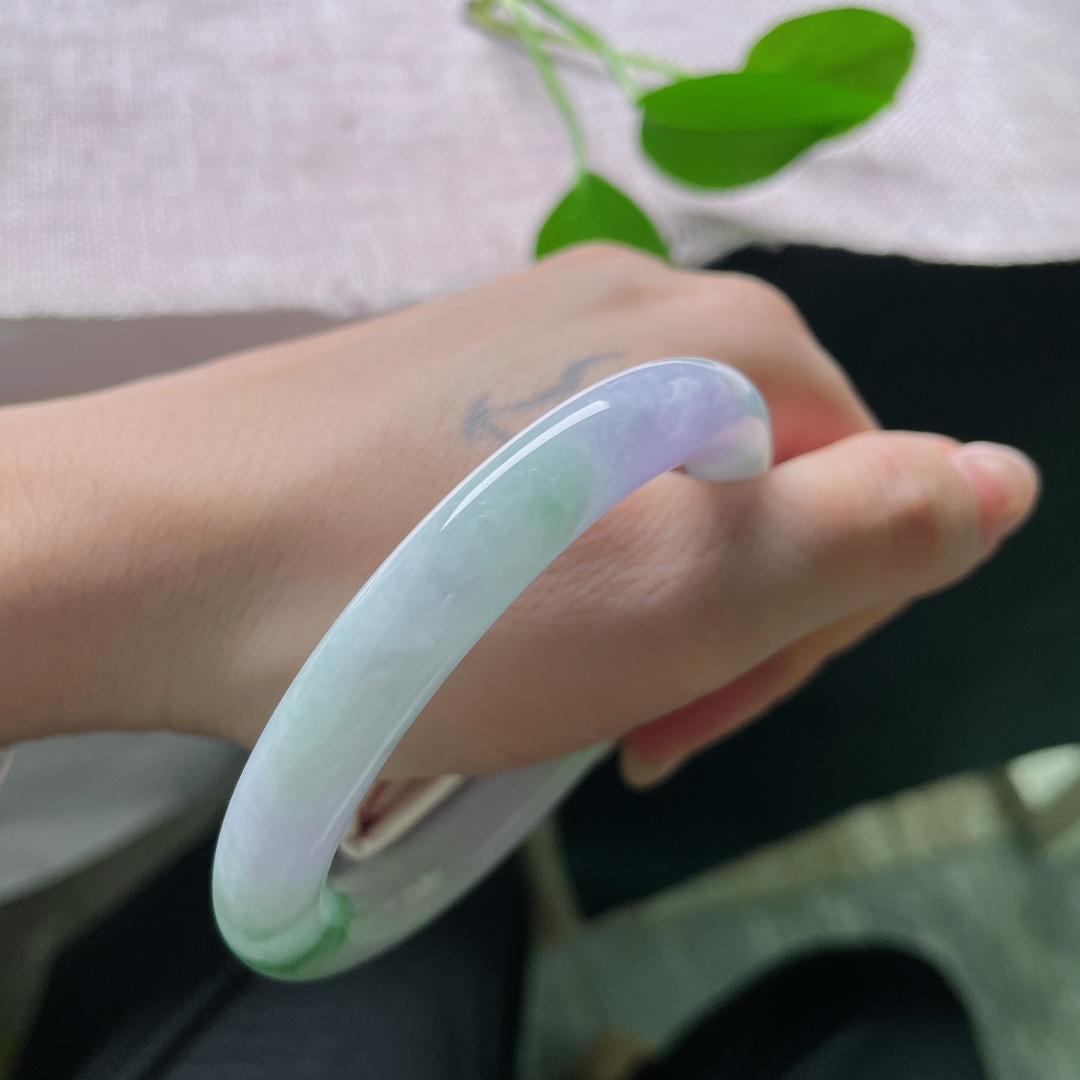 57/9.5，春彩圆条，横纹，玉质细腻，朦胧紫底萦绕翠绿，似悄悄藏起的春日，将独属于它的温婉，交付给手腕。ss57877a
