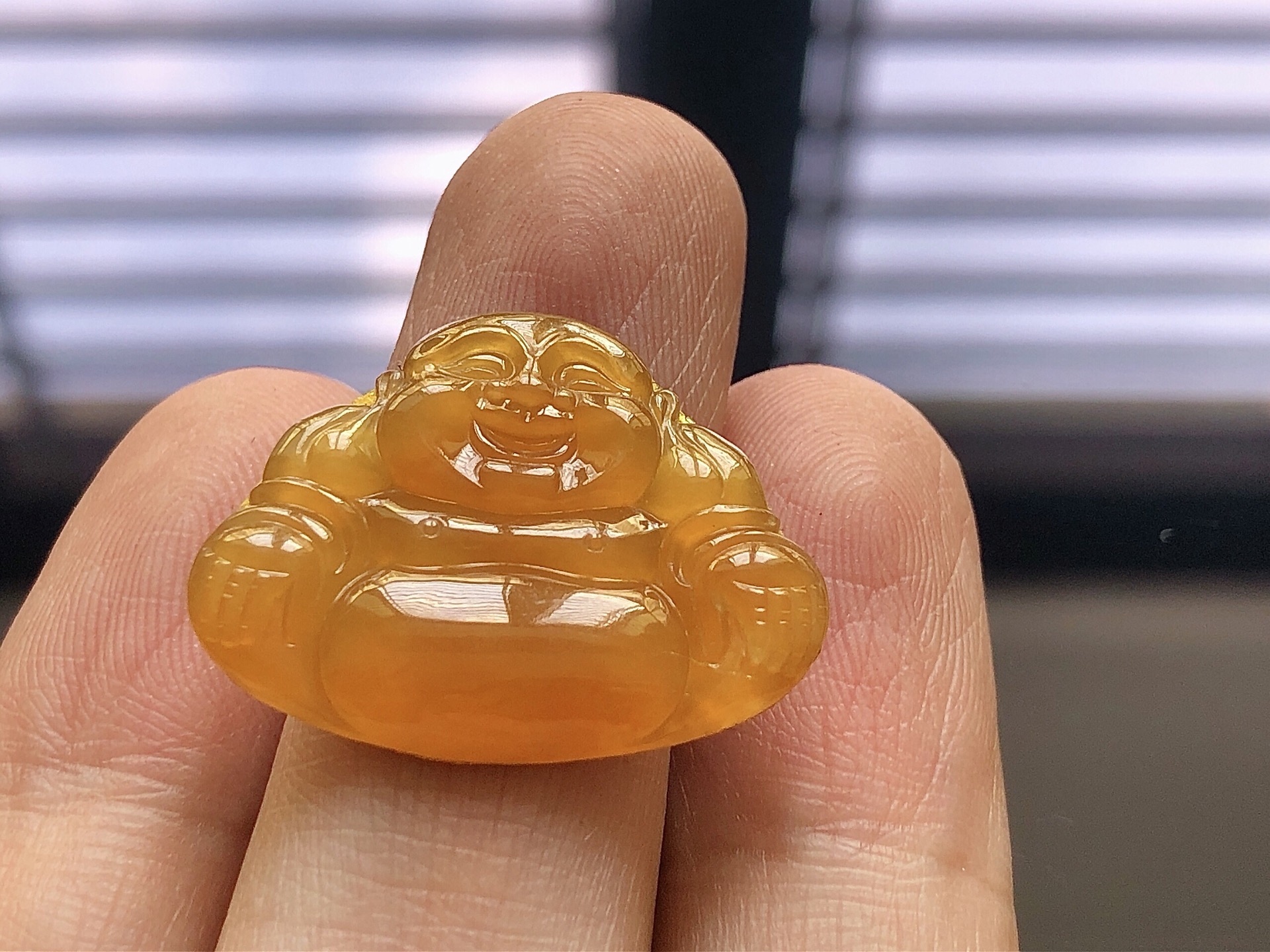 ️ 冰种黄翡佛公，色泽极美，通透水润，玉质细腻，夺目迷人，雕工精湛，面相慈祥大气，品相，无裂，尺寸
