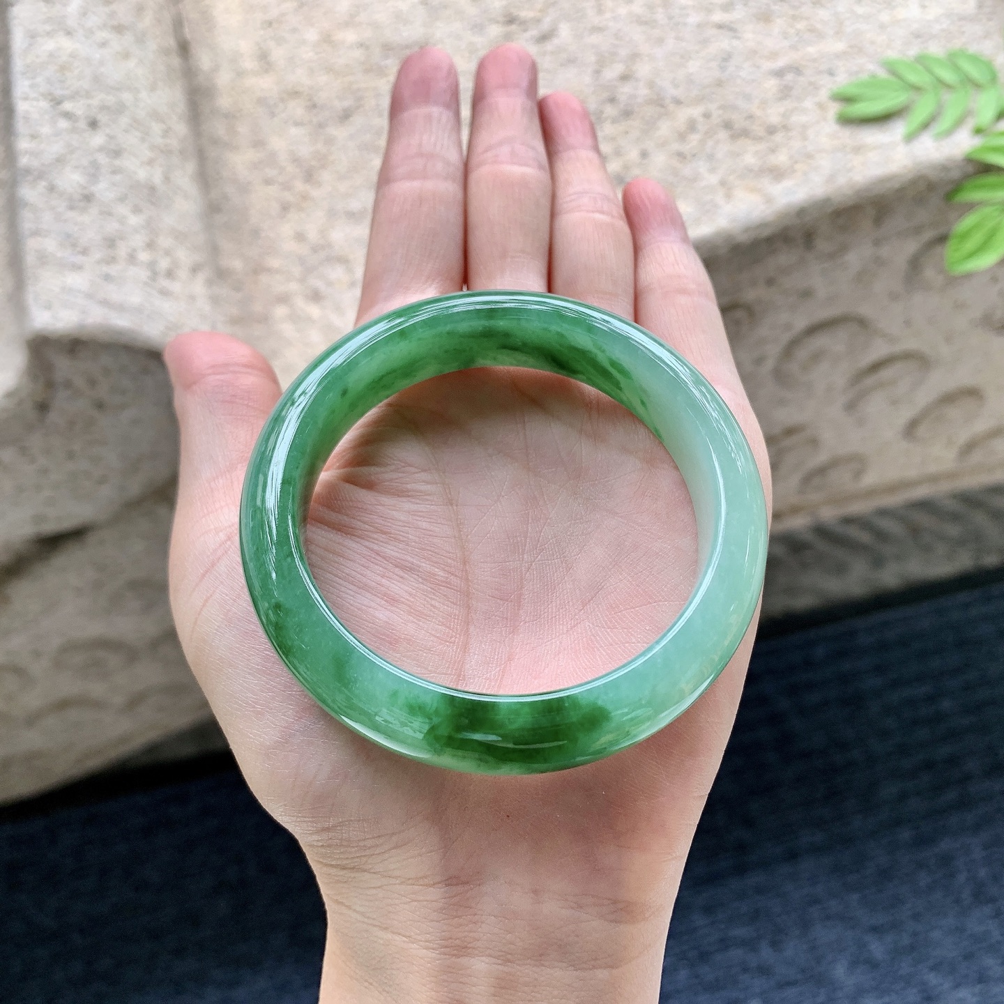 正圈54 55 圈口55/13.6/8.2 编码Q5090835 细糯辣绿，水润，种老，细腻，无裂