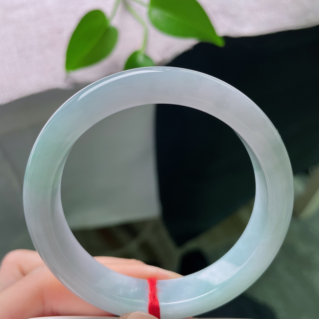 54.8/12.2/8.2，蓝底正圈，洒金，一点皮纹，淡晴翡翠镯，种细水头足，素雅不张扬，举手投足尽显温柔质感。ss58757a