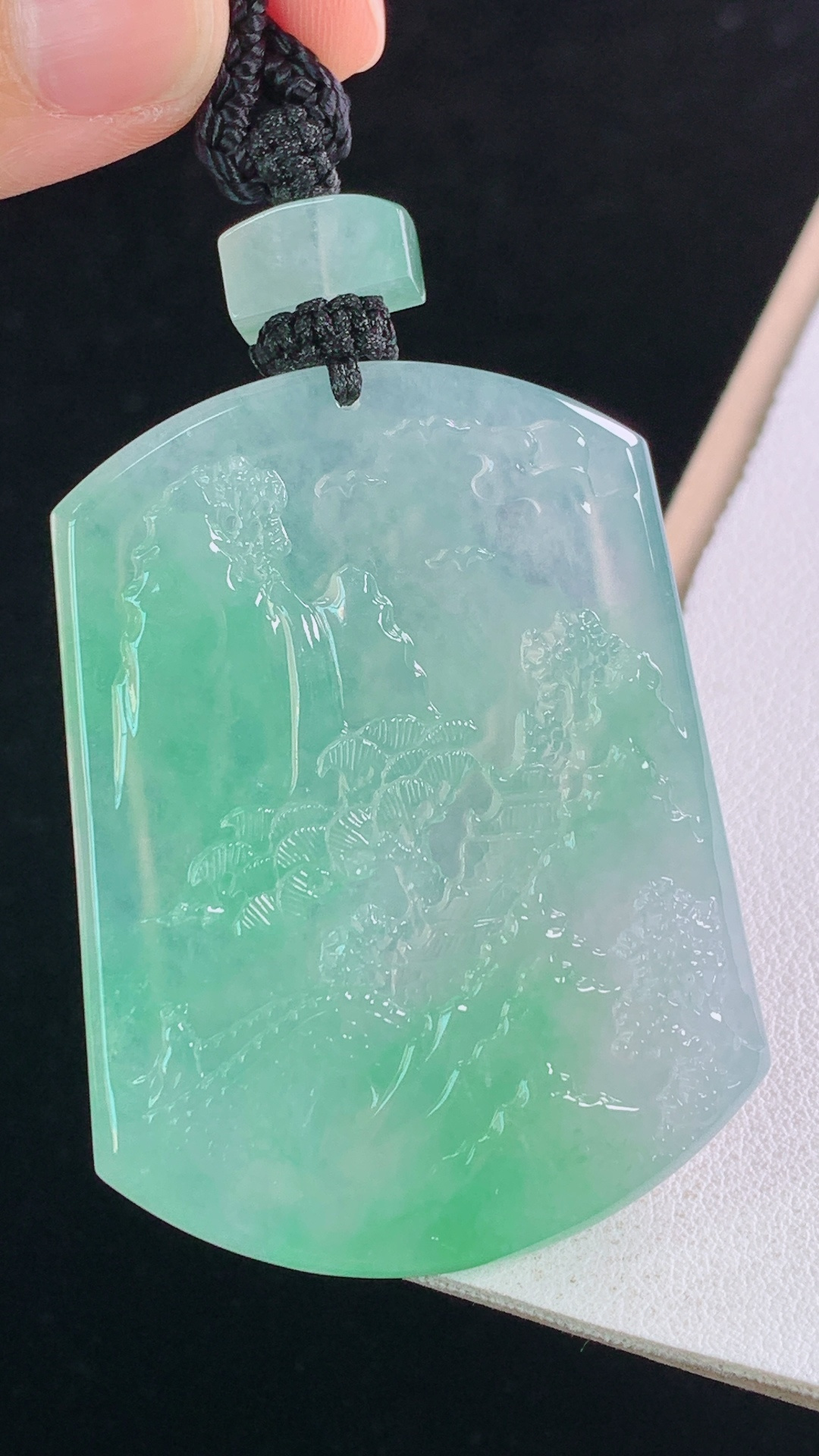 ️高品质，冰飘绿山水牌，色泽清新，清爽细腻，无裂，尺寸:54.5-41.2-6.6mm 14