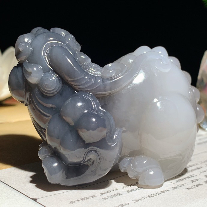 和田玉白玉烟紫招财貔貅把件！尺寸68/50/51重285克。玉质细腻油润。手推出油。佩戴高端典雅。lt260916