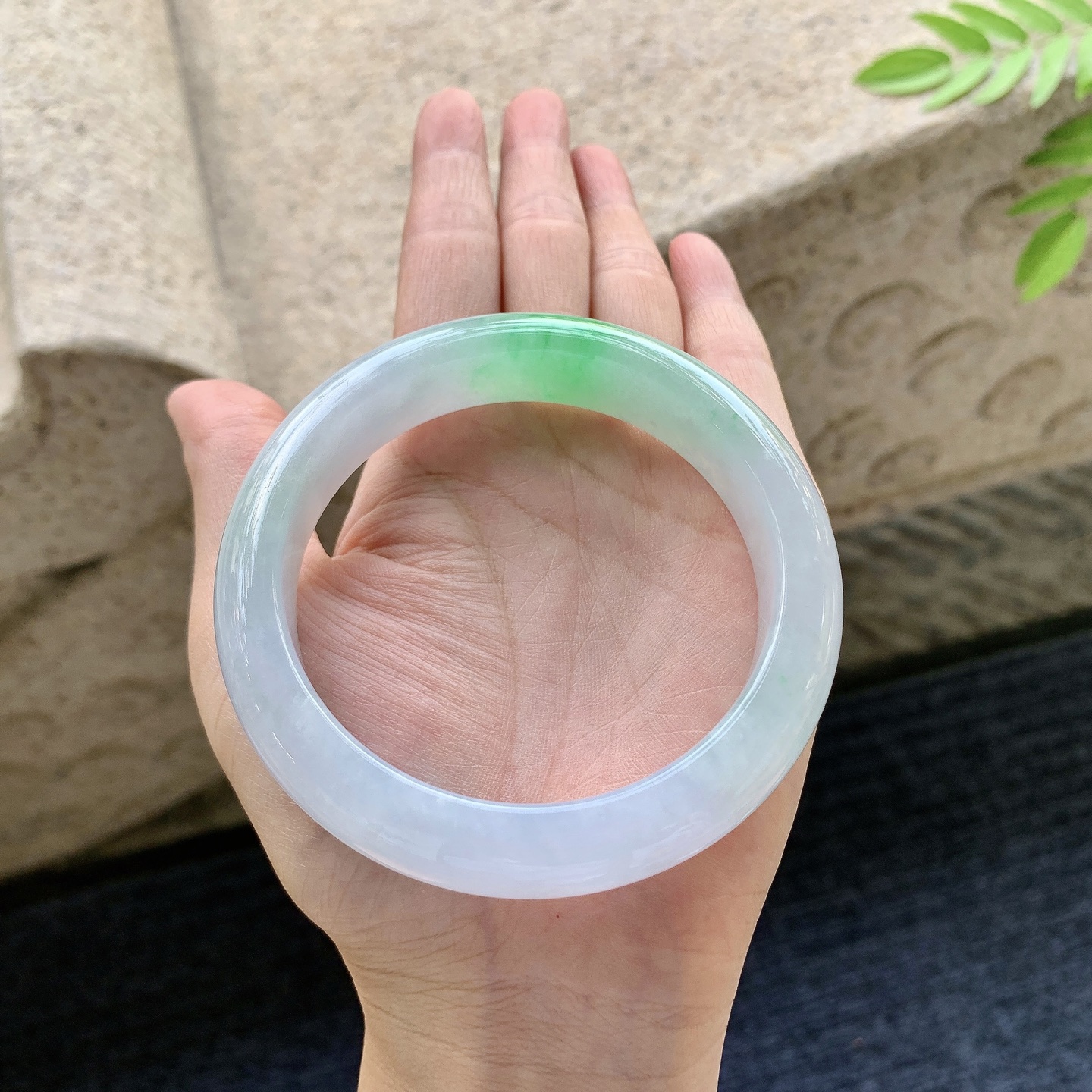 正圈60 61 圈口61.4/13.8/9.4 编码D5091522 冰糯春带彩，飘绿，水润，种老，细腻，无裂